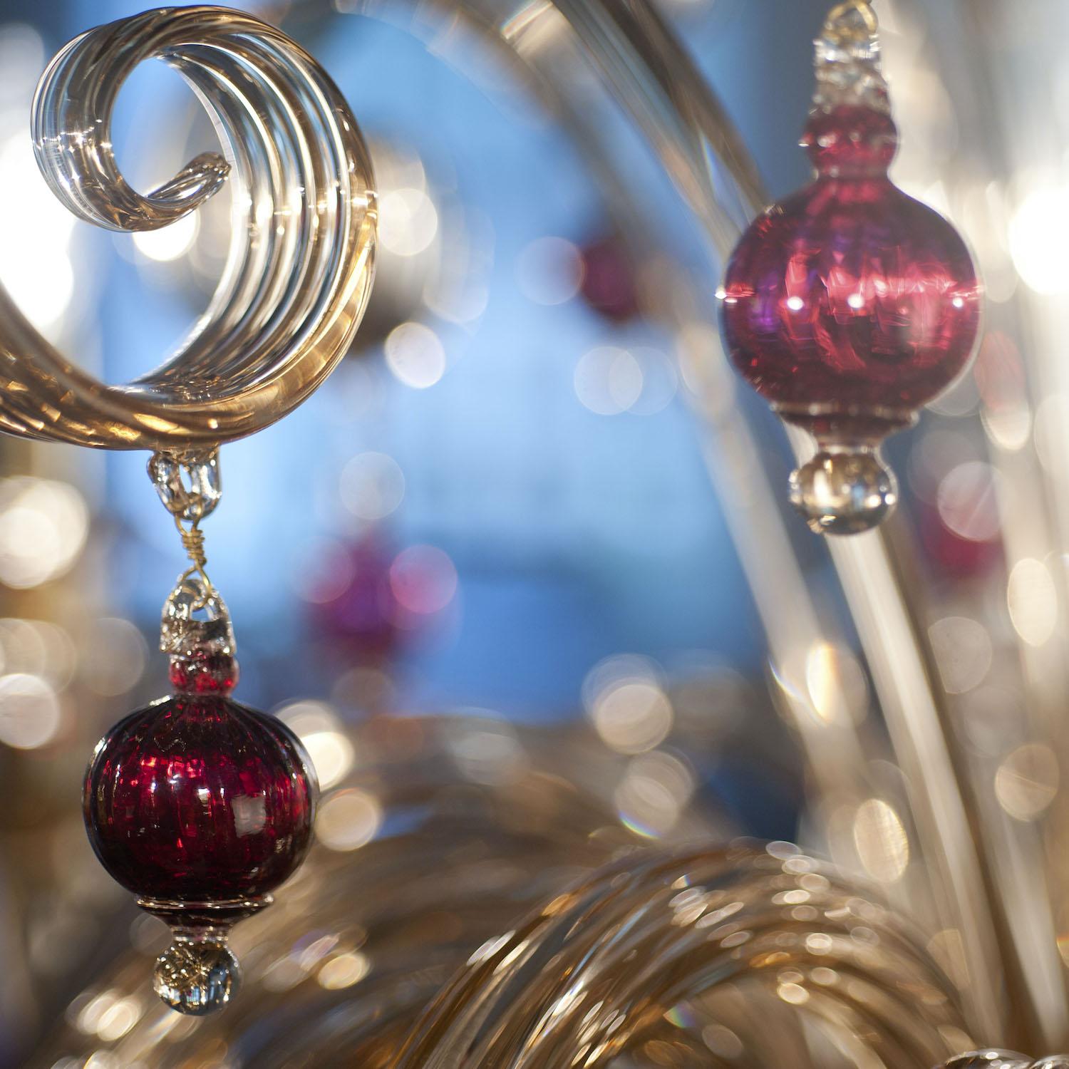 Lampadario elegante 16 luci.‎
Dettagli classici in un lampadario di grande dimensione.‎
Questa creazione di illuminazione è realizzata completamente a mano dai Maestri vetrai secondo antiche e segrete tradizioni tramandate di padre in figlio da