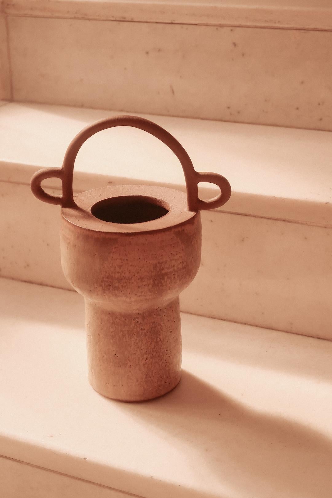 Vessel 015 di Studio Andrea Tsang
Dimensioni: L 20 x H 30 cm.
Materiali: Gres di colore scuro con finitura opaca beige, parzialmente smaltato.

Tutto è iniziato con una semplice tazza di caffè. Una forma arrotondata, realizzata a mano e progettata