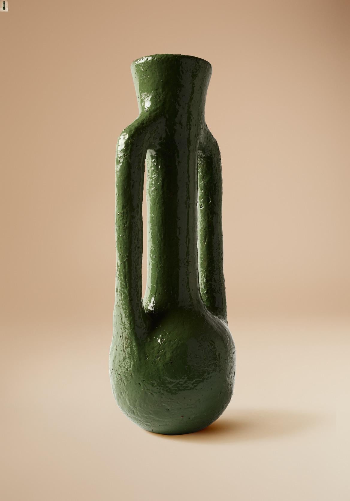 Sud-africain Vase 02 en argile de grès texturée. Fabriqué à la main par Jade Paton pour Lemon en vente