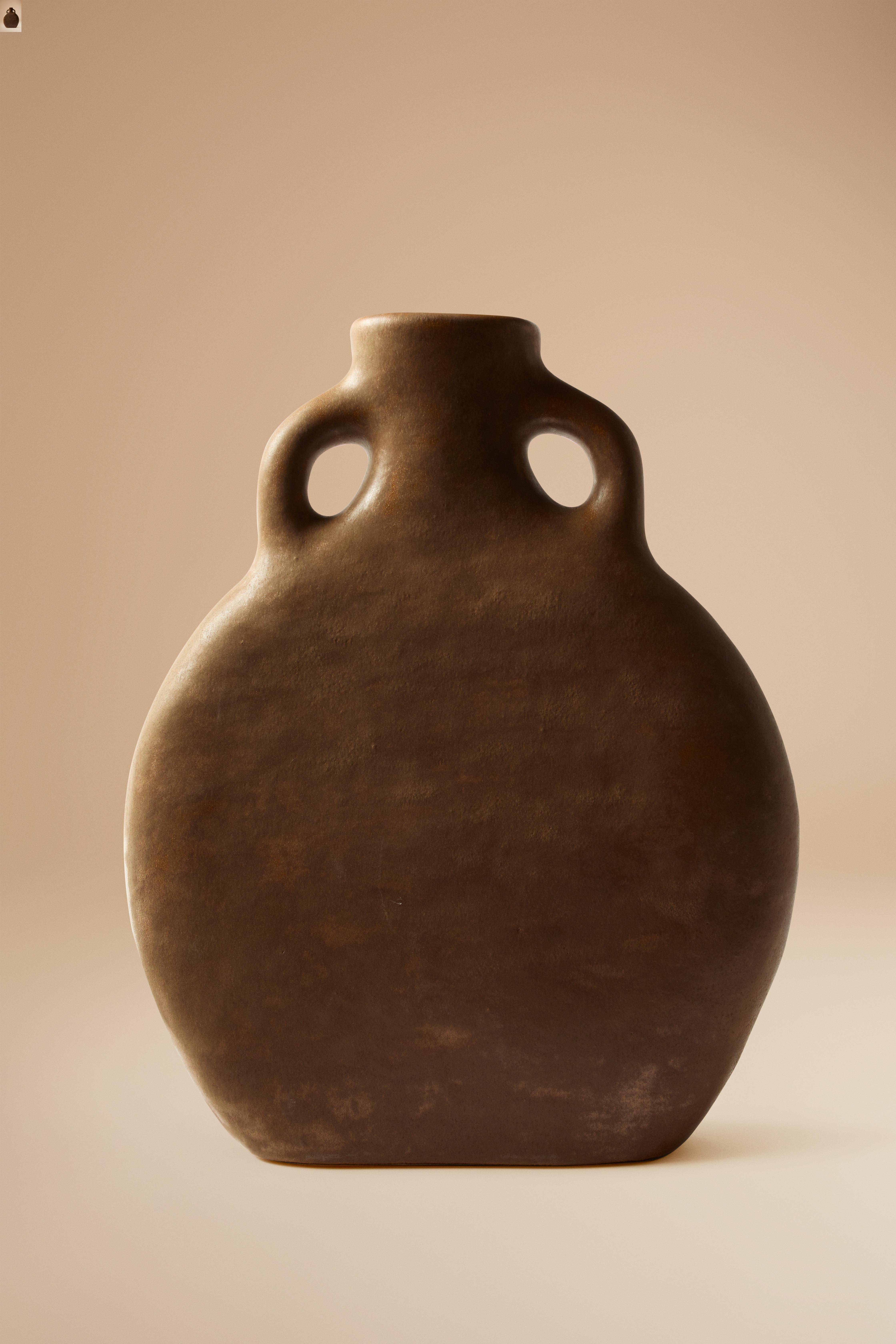 Vessel 03 in Smooth Stoneware Clay. Handmade by Jade Paton for Lemon In New Condition For Sale In Amsterdam, NL