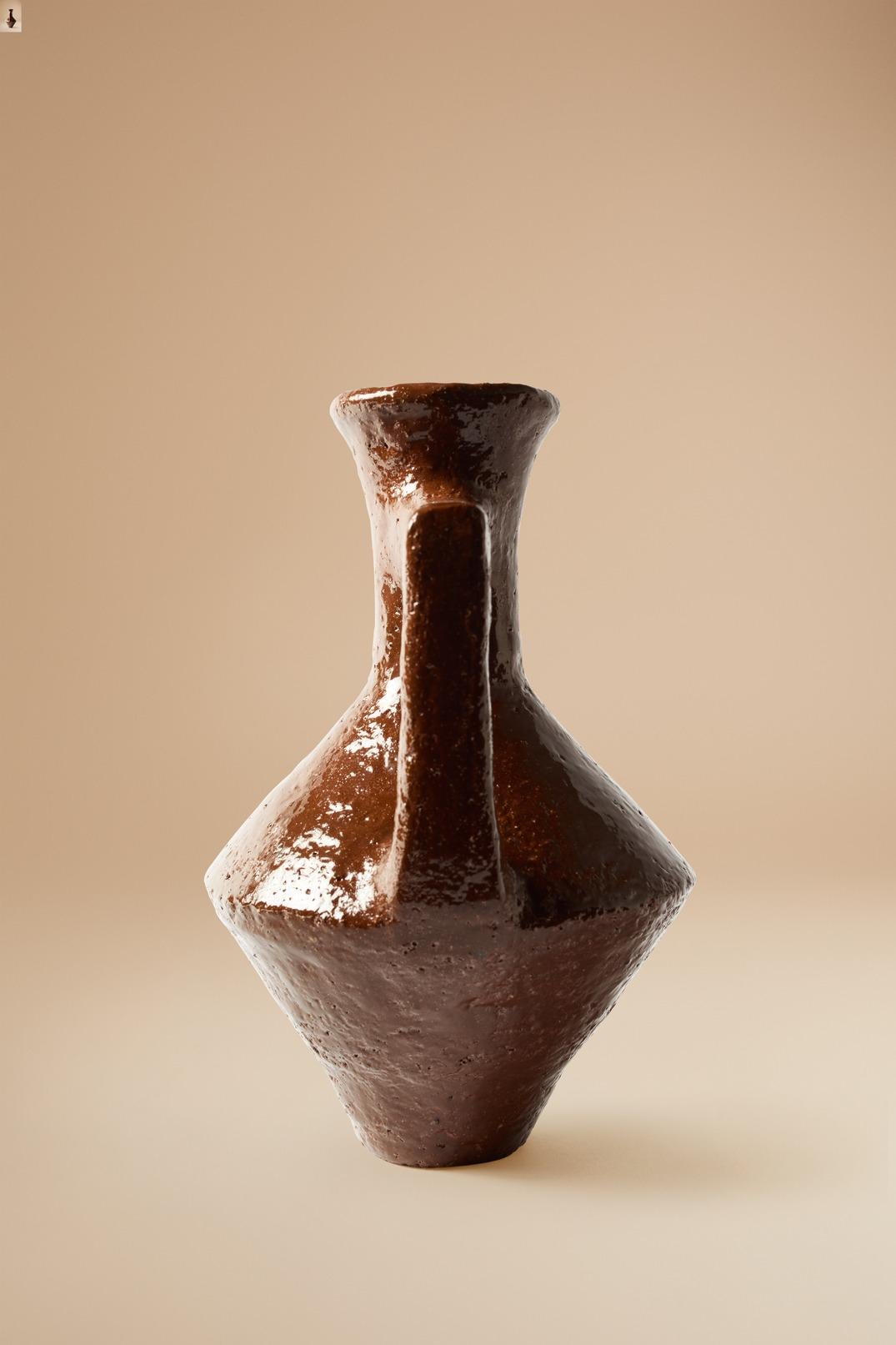 Sud-africain Vase 06 en argile de grès texturée. Fabriqué à la main par Jade Paton pour Lemon en vente