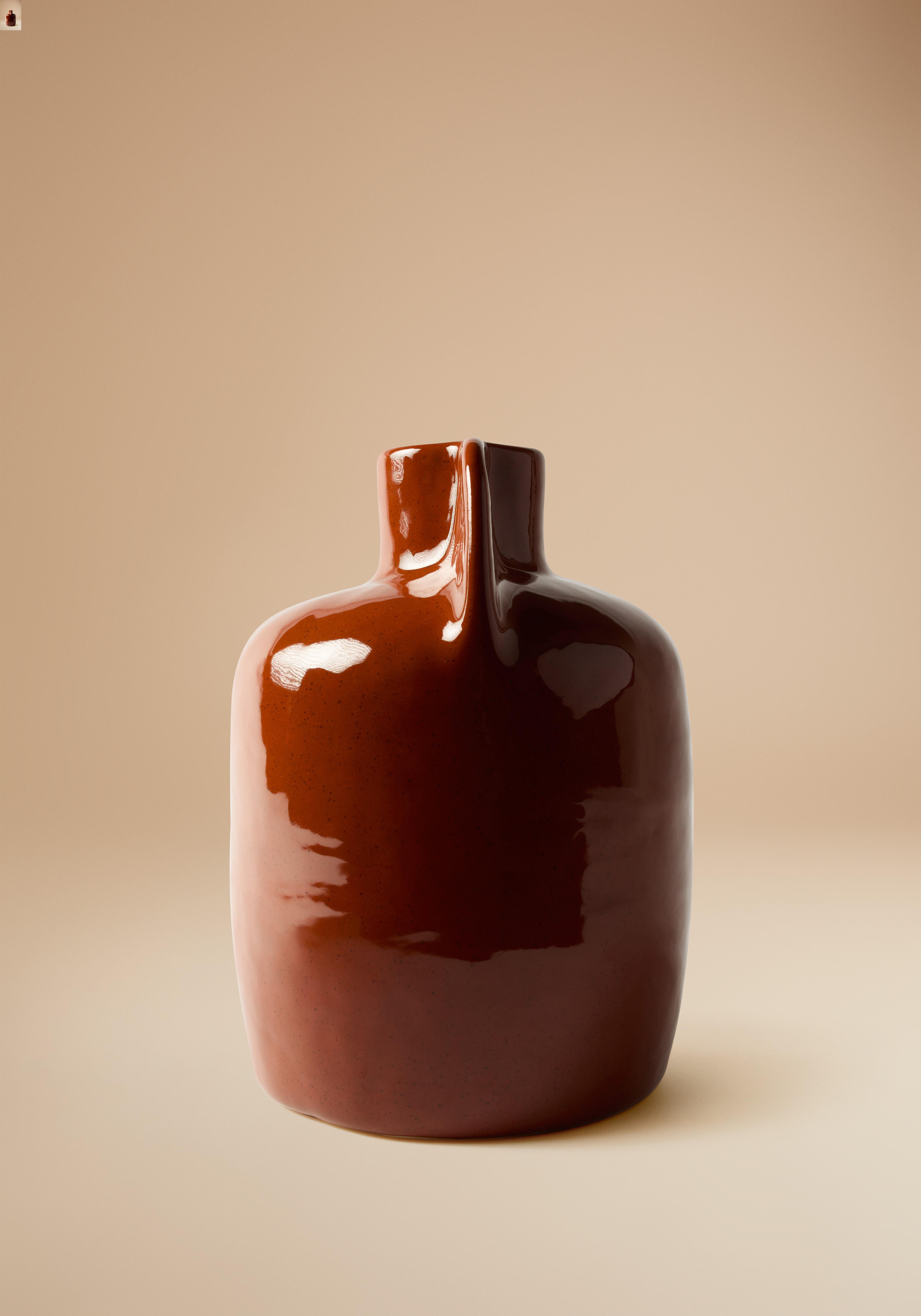 Vessel 07 in Smooth Stoneware Clay. Handmade by Jade Paton for Lemon In New Condition For Sale In Amsterdam, NL