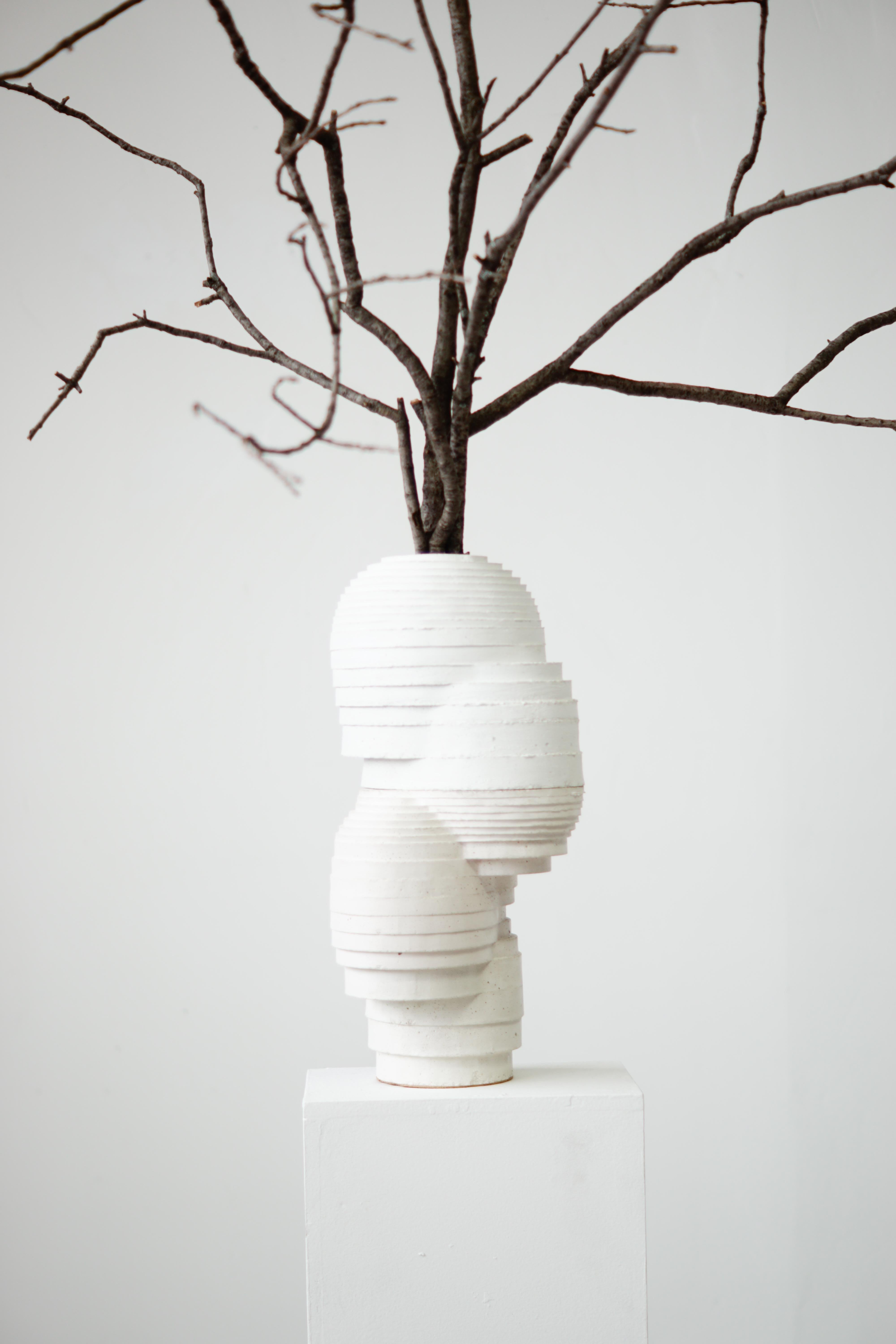Vaso in stile Ikebana in due parti per uso interno ed esterno.

All'incrocio tra arte, artigianato e design, la collezione di debutto di Concrete Poetics, composta da mobili e accessori scultorei in cemento fuso a mano, presenta forme visivamente