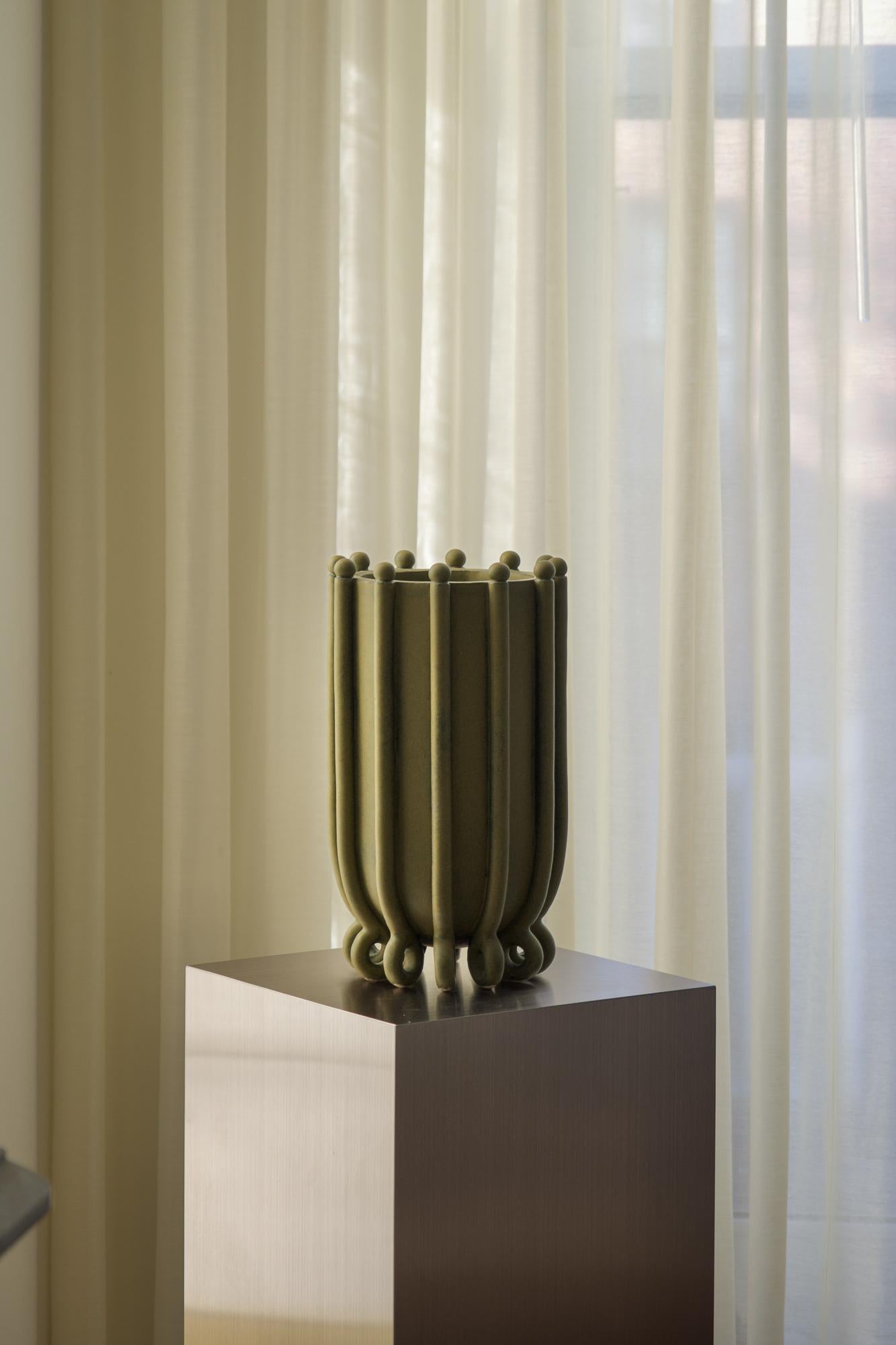 Vaso No. III, in bronzo invecchiato. Realizzato su ordinazione.

Gli oggetti in ceramica di DEVIN WILDE sono edizioni uniche in gres.

Ogni pezzo è progettato, costruito a mano, smaltato e cotto nel nostro studio di Brooklyn.

Le variazioni si