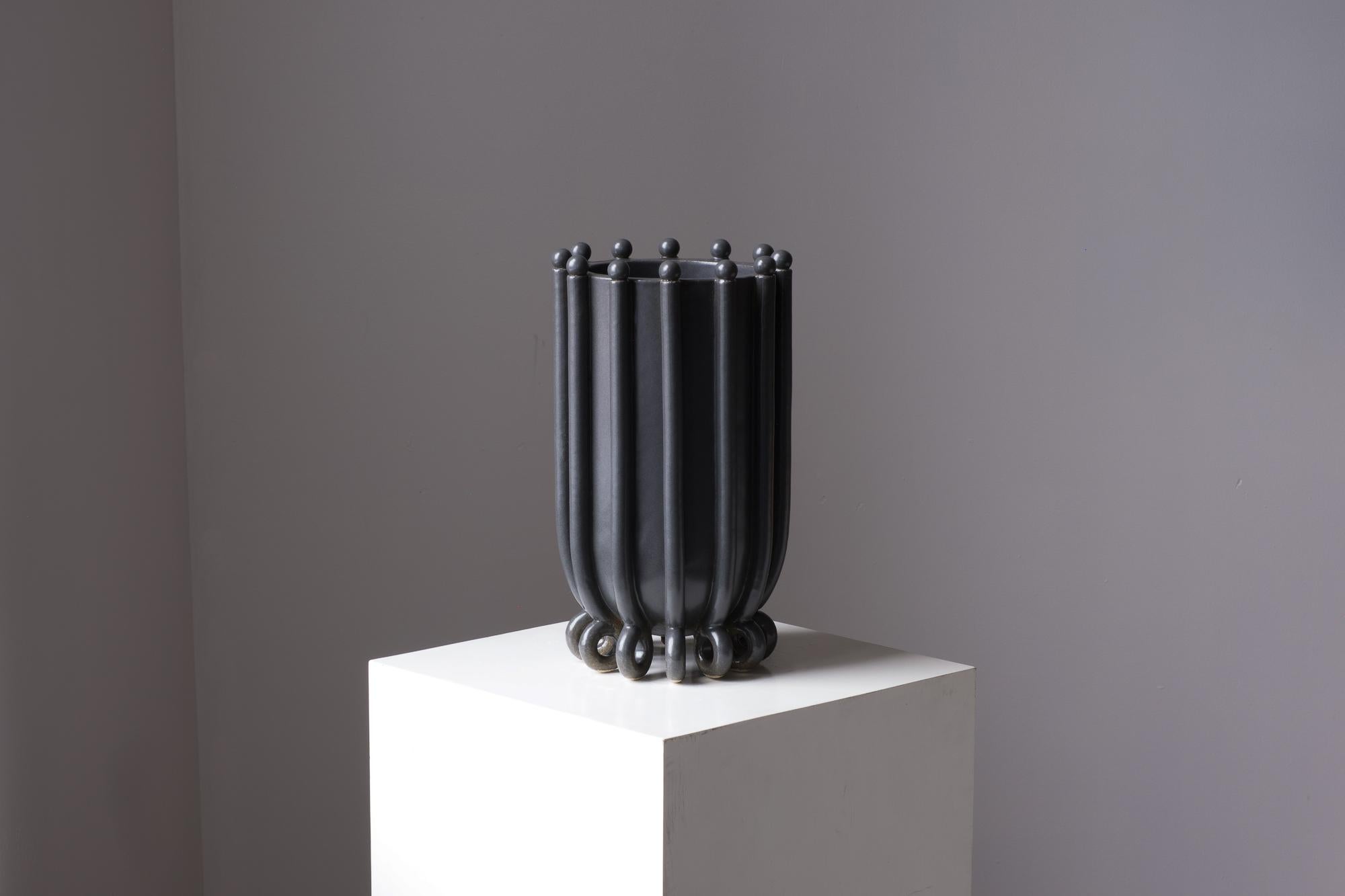 Vaso No. III, in smalto Onyx . Realizzato su ordinazione.

Gli oggetti in ceramica di DEVIN WILDE sono edizioni uniche in gres.

Ogni pezzo è progettato, costruito a mano, smaltato e cotto nel nostro studio di Brooklyn.

Le variazioni si verificano