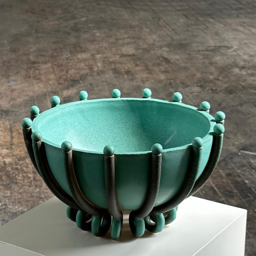 Vaso n. V, con smalto Copper Patina. Realizzato su ordinazione.

Gli oggetti in ceramica di DEVIN WILDE sono edizioni uniche in gres.

Ogni pezzo è progettato, costruito a mano, smaltato e cotto nel nostro studio di Brooklyn.

Le variazioni si