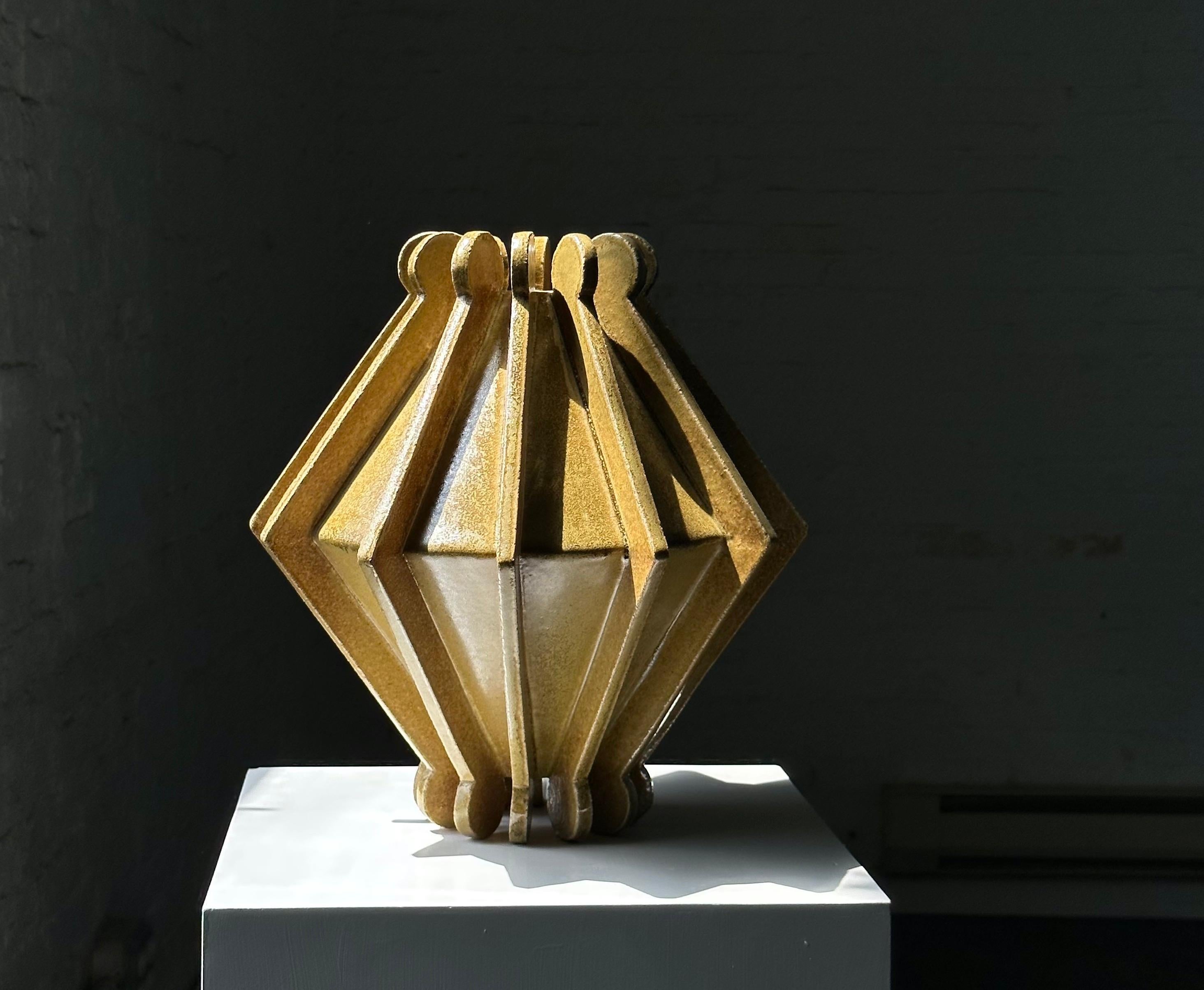 Vasija n.º VII, de vidriado ocre. Hecho a medida.

Los objetos de cerámica DEVIN WILDE son ediciones únicas de gres.

Cada pieza se diseña, construye a mano, esmalta y cuece en nuestro estudio de Brooklyn.

Las variaciones se producen a lo largo de