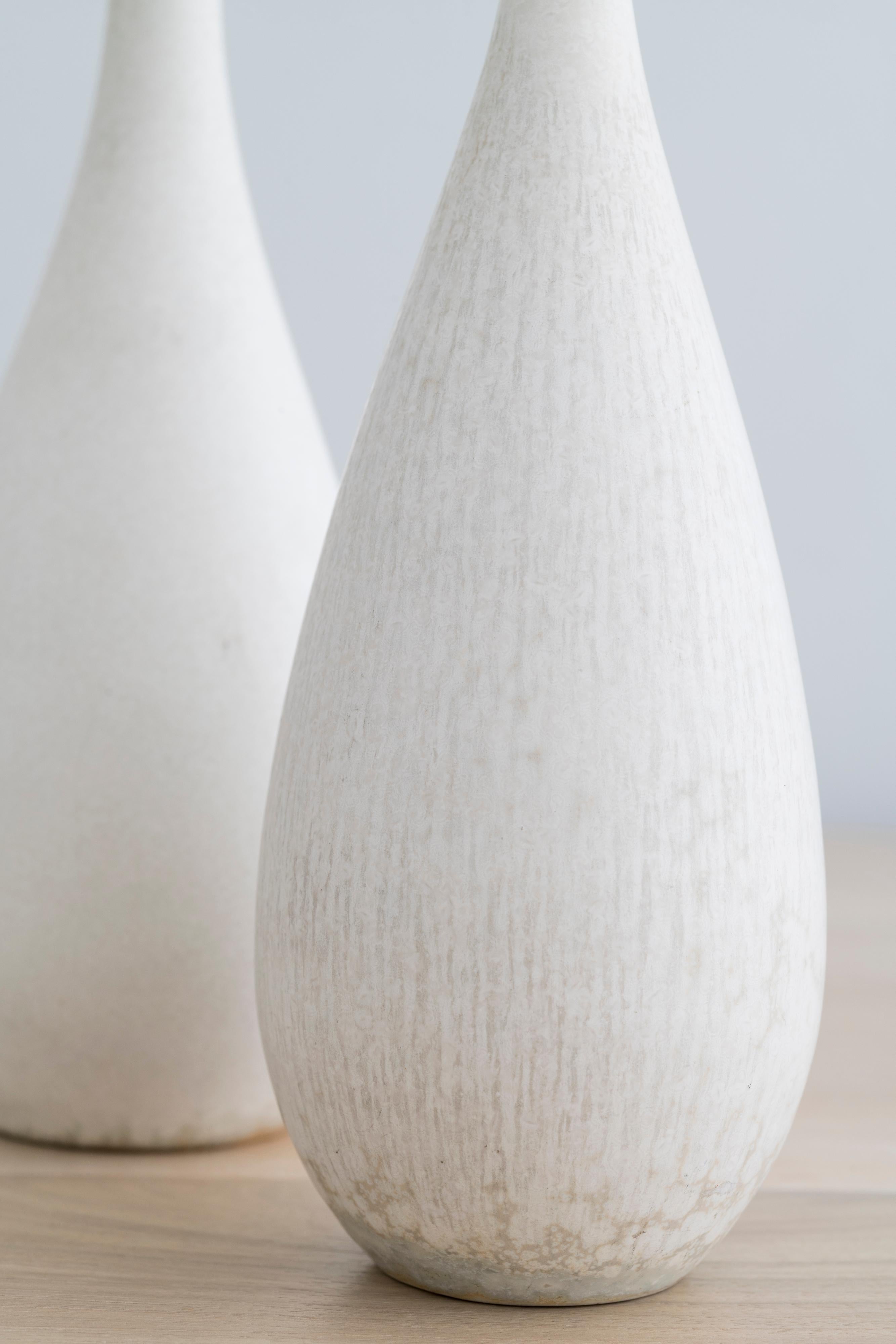 Two vases and a footed bowl by Carl-Harry Stålhane for Rörstrand

Haresfur glaze in eggshell white

Signed R SWEDEN CHS, one signed SOT.

 