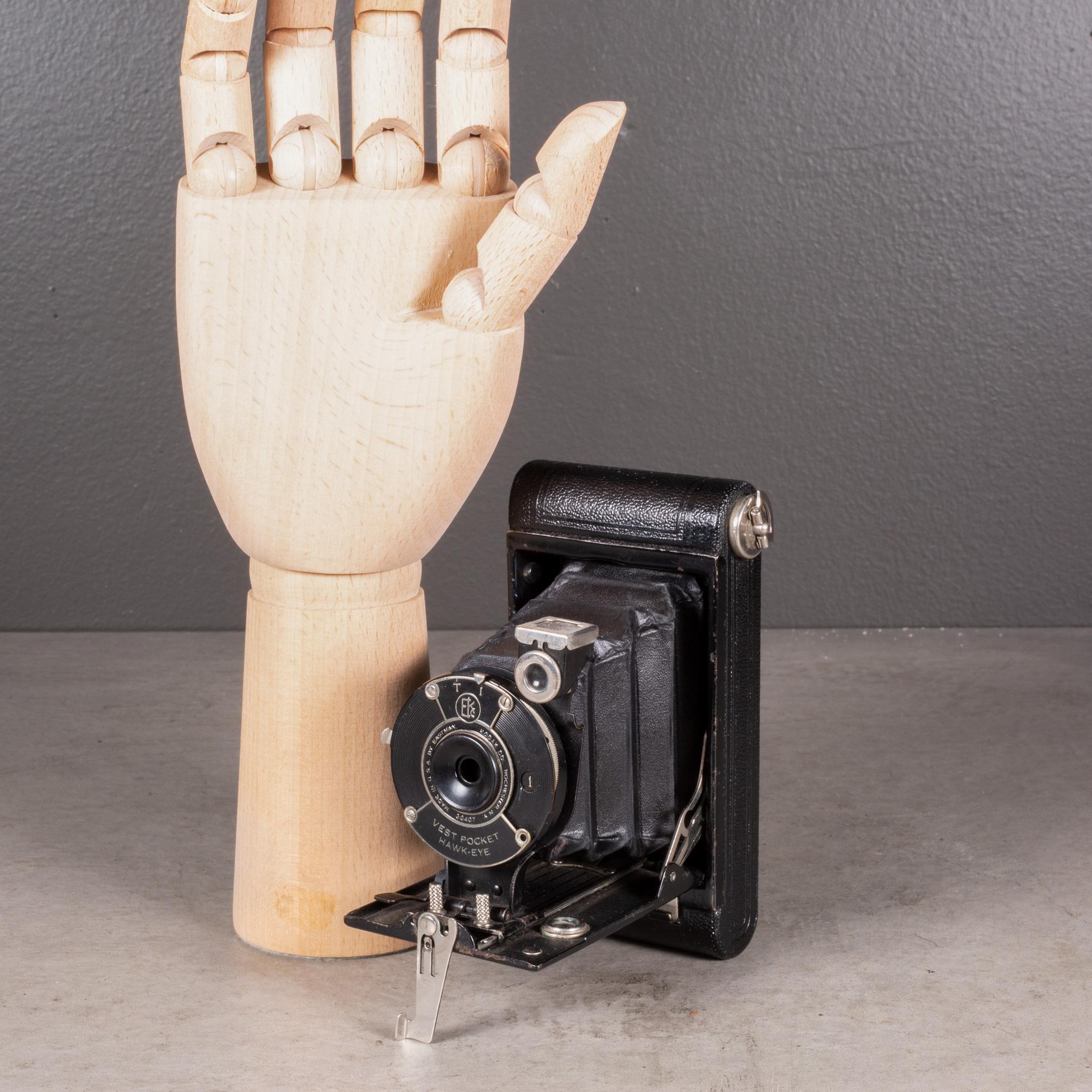 À PROPOS DE

L'appareil photo pliant Vest Pocket Hawkeye Model B avec un corps enveloppé de cuir et des accents chromés.

Représenté avec une main grandeur nature.

    CRÉATEUR Eastman Kodak Co.
    A.I.C. c.1924-1935.
    MATÉRIAUX ET TECHNIQUES
