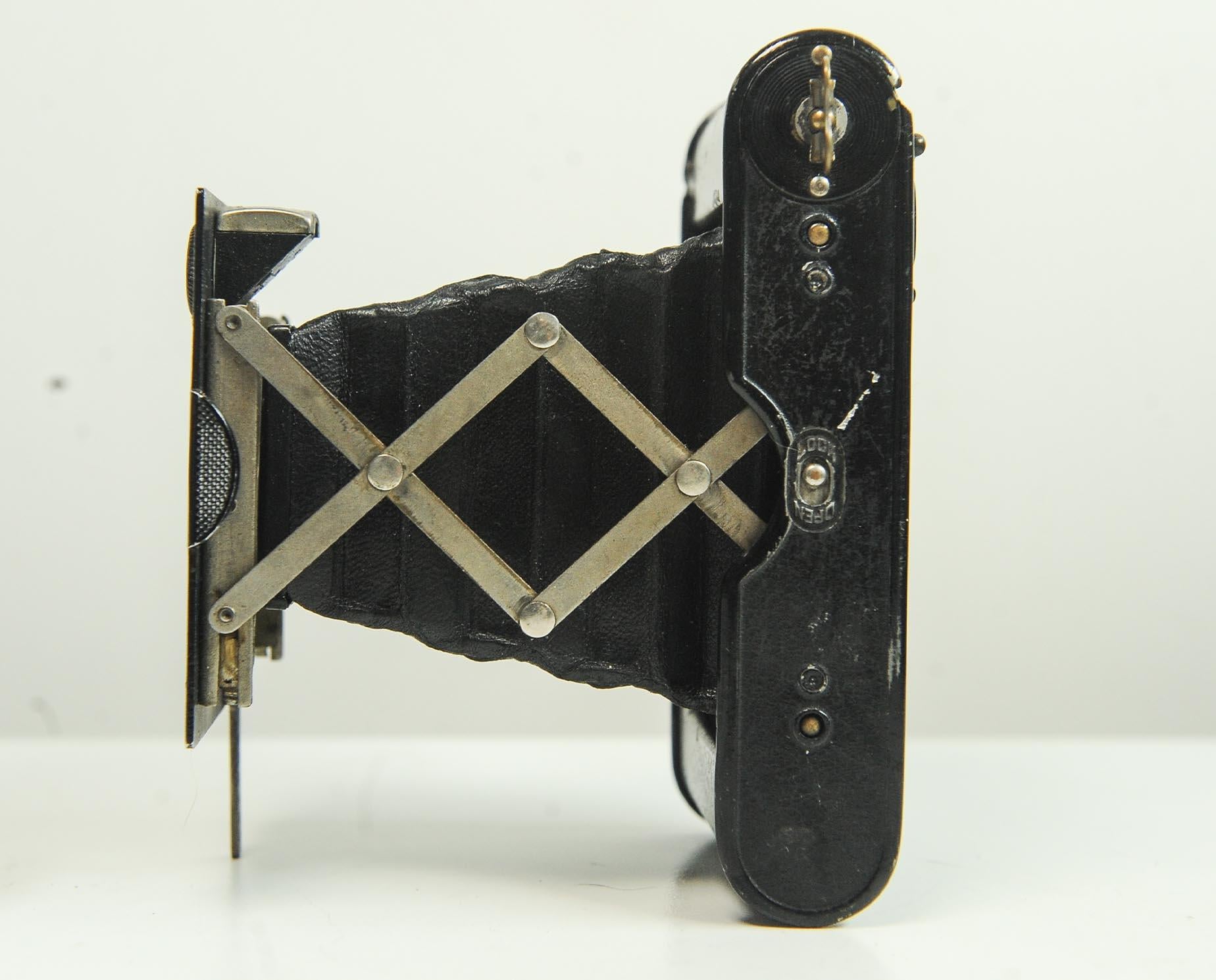 Vest Pocket Kodak Strut Folding Roll Film Mittelformat Kamera mit einem blla Bearing Shutter

Verwendet keinen 127er Film, ausgestattet mit einem f/7,7 Anastigmat-Objektiv,
Serviced by Kodak Limited London 1952 (Stempel innen)

Die Vest Pocket Kodak