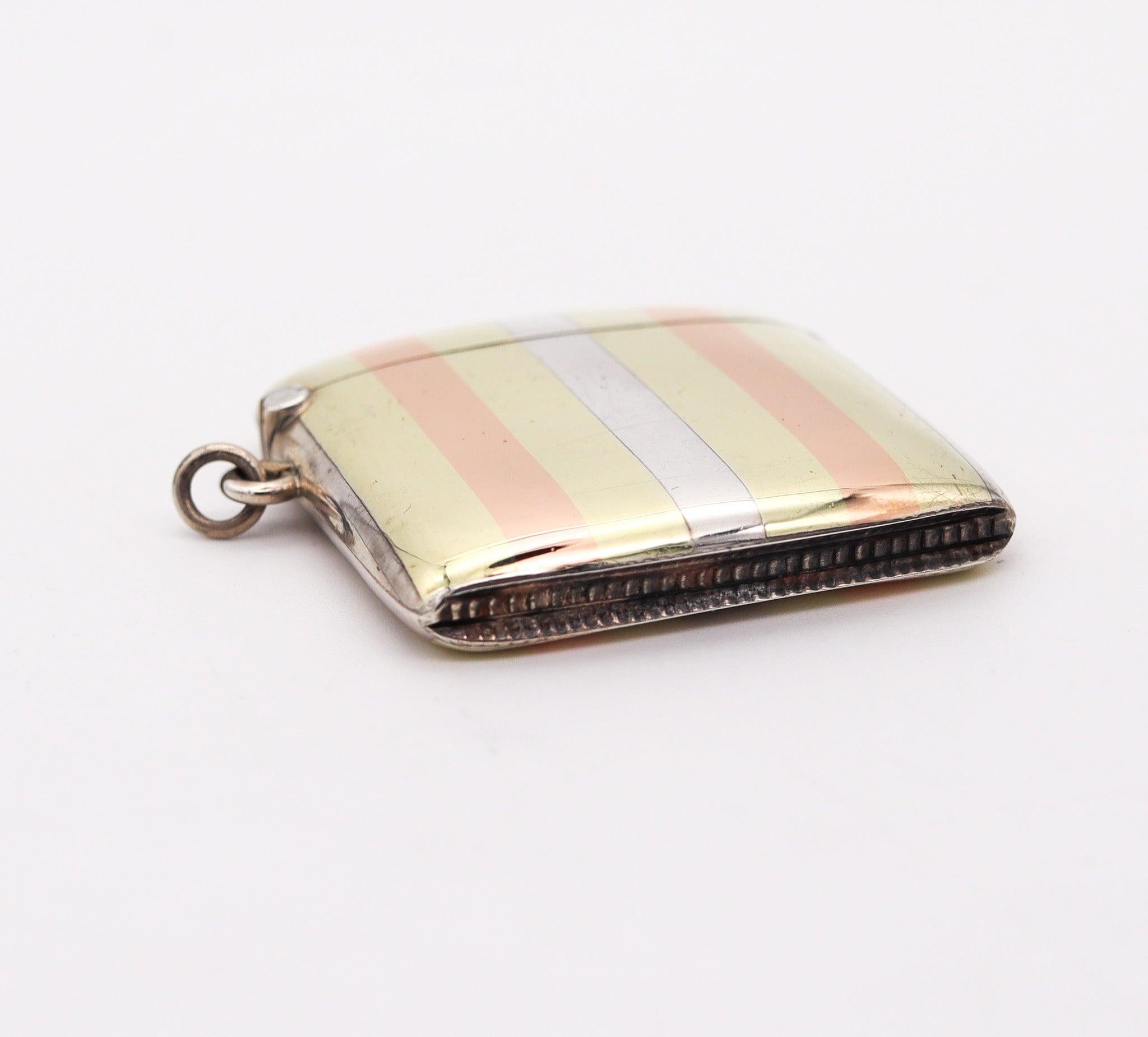 Boîte d'allumettes vesta en or et en argent attribuée à Louis Kuppenheim.

Une belle boîte à vesta pour allumettes créée en Allemagne au début de la période art déco, dans les années 1920. La boîte à vesta a été soigneusement fabriquée avec une