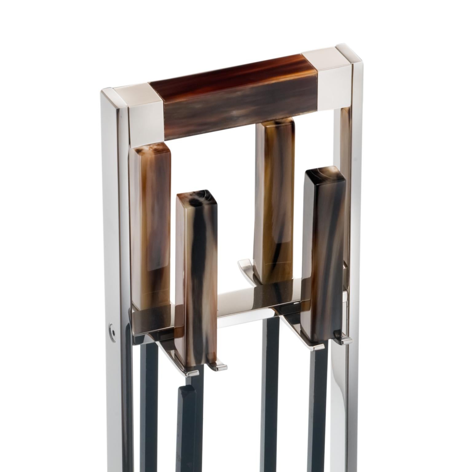 Vesta Fireplace Set in Corno Italiano and Stainless Steel, Mod. 1035 In New Condition For Sale In Recanati, Macerata