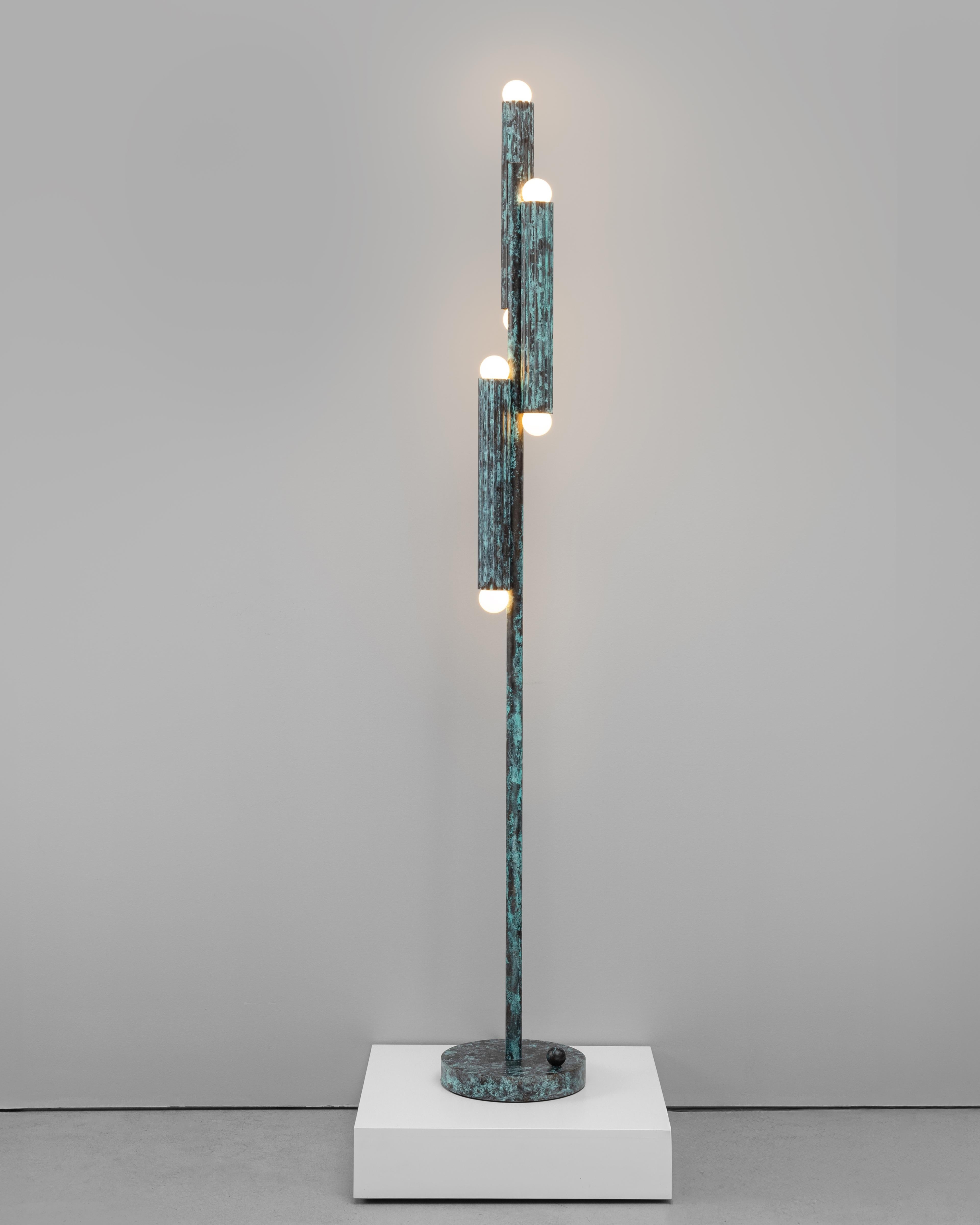 Vesta Floor Lamp (Europäisch) im Angebot