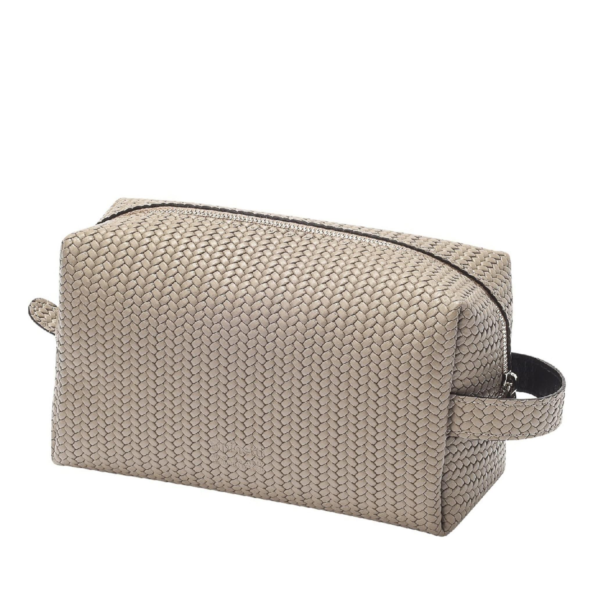 0This elegant make up bag in beige is a precious accessory and a perfect mix of functionality, versatility and sophistication, thanks to the exquisite leather used to make it. The light color makes it a bright accent either to everyday use in a