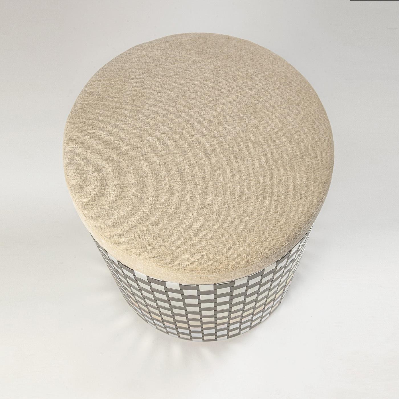 Italiano Pouf ottico nero Vesta in vendita