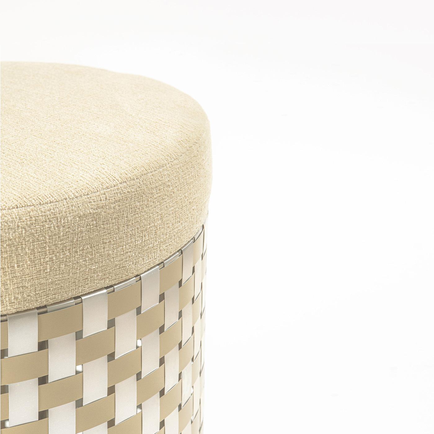 A stunning accent piece for a modern interior, this pouf showcases a singular design inspired by the Optical Art movement of the 1960s. Magnificently crafted of Splot, an interwoven mesh of gold and natural-finished aluminum slats, its cylindrical