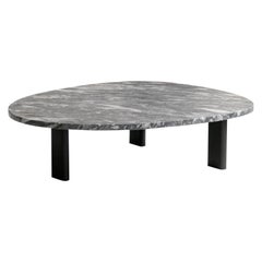 Mesa baja Vesta con tapa de piedra y fresno macizo 52 "L de Mary Ratcliffe Studio
