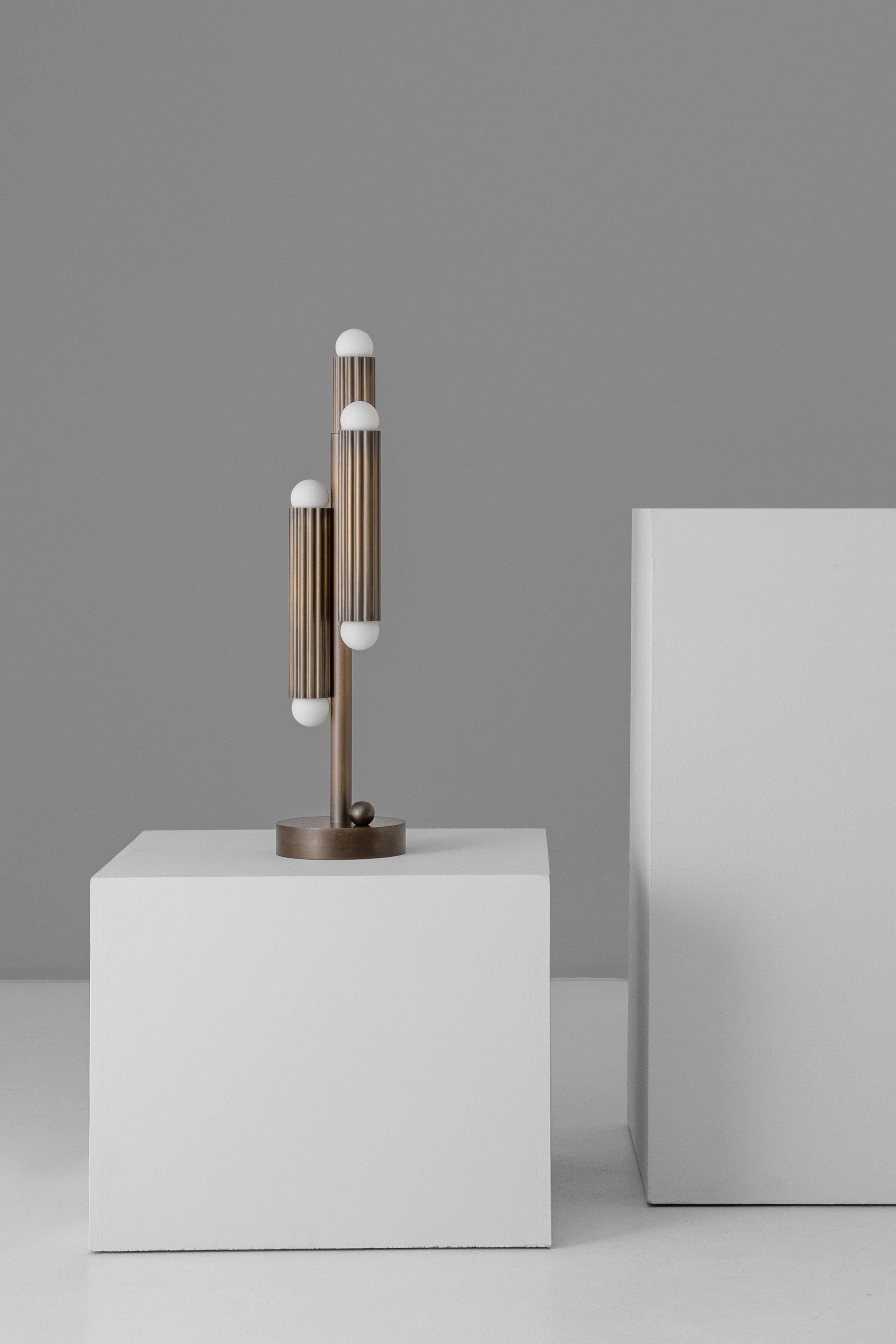 Vesta Table Lamp (Patiniert) im Angebot