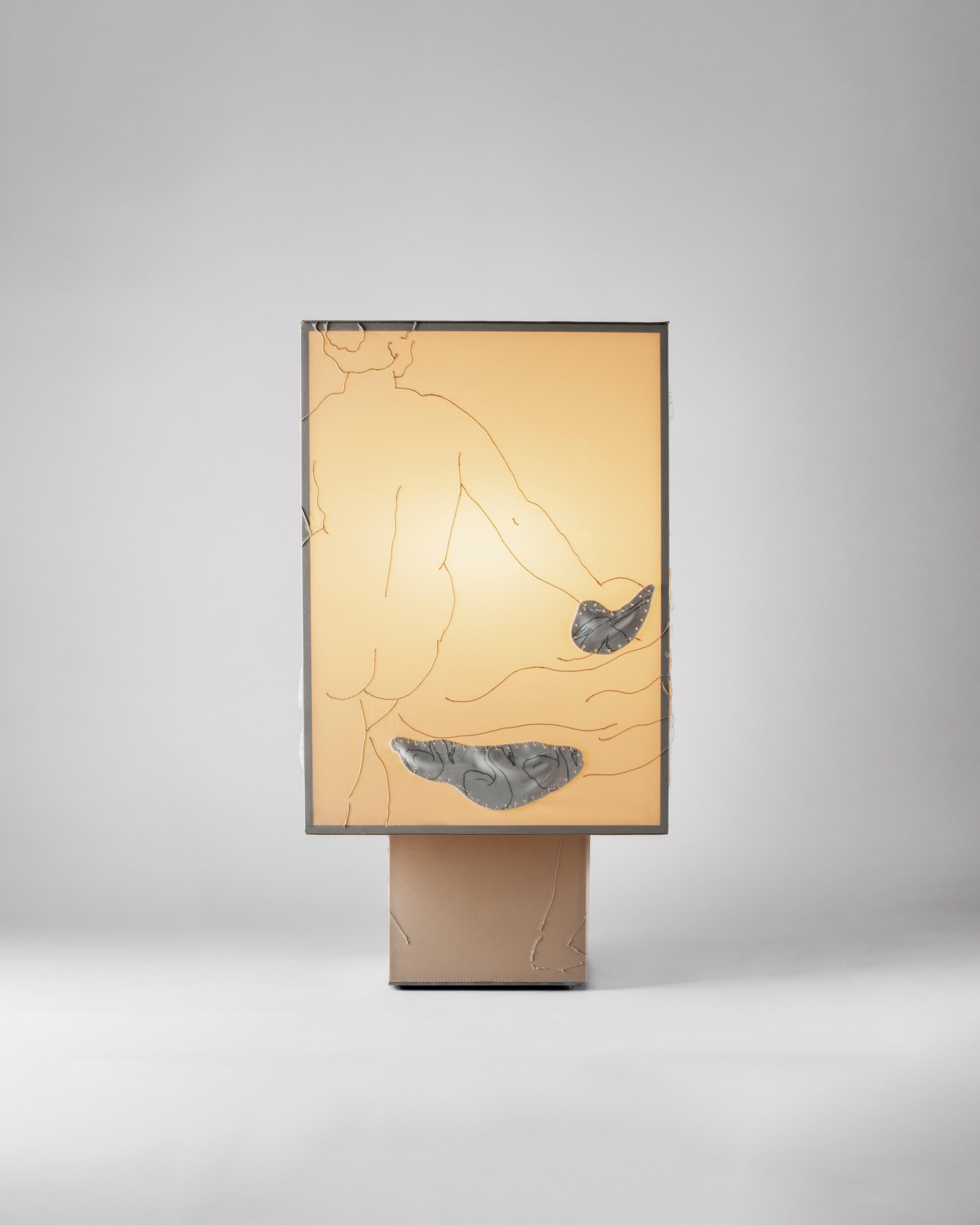 Lampe de table Vestale en fer, satin brodé et porcelaine décorée à la main en vente 3
