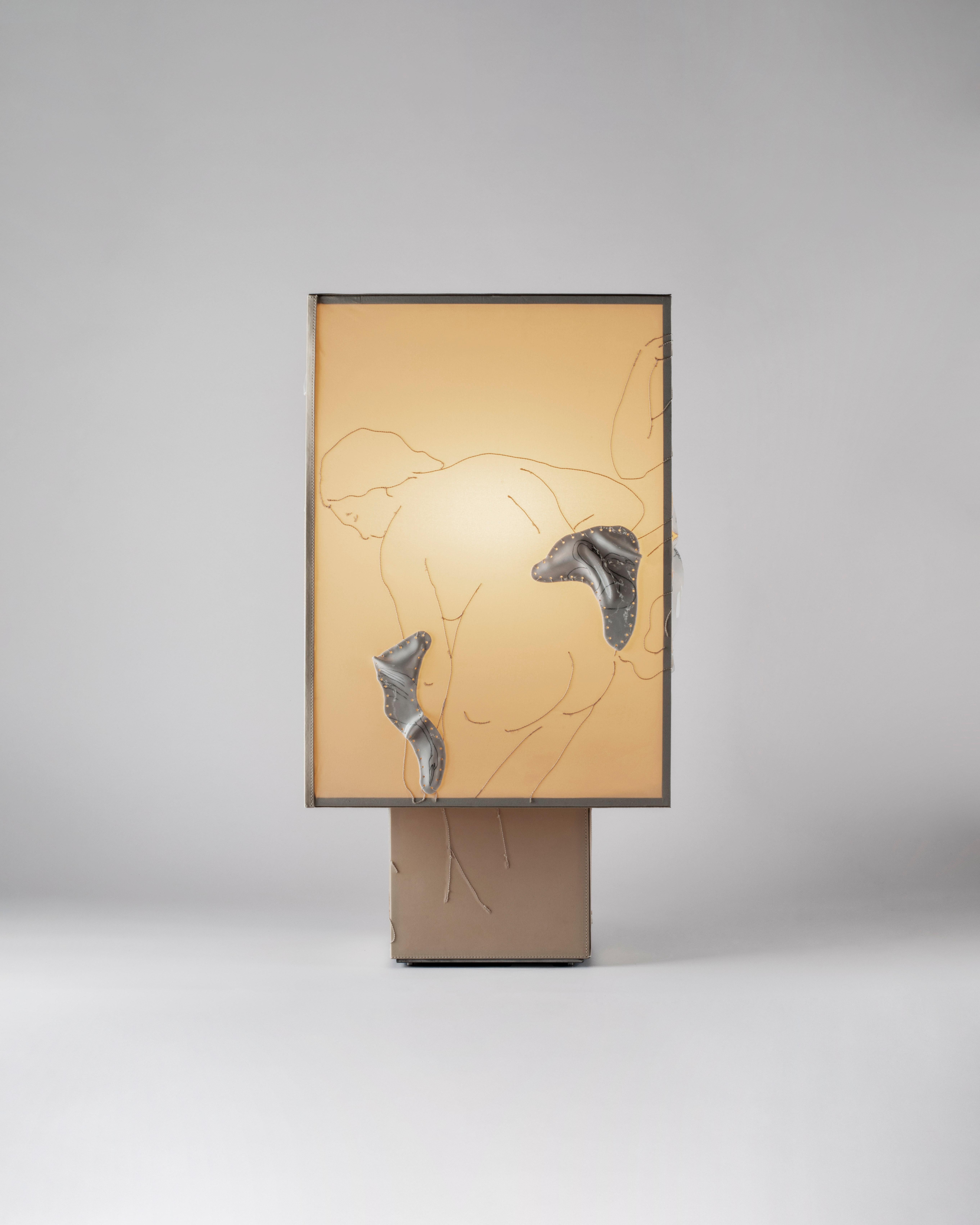 Lampe de table Vestale en fer, satin brodé et porcelaine décorée à la main en vente 5