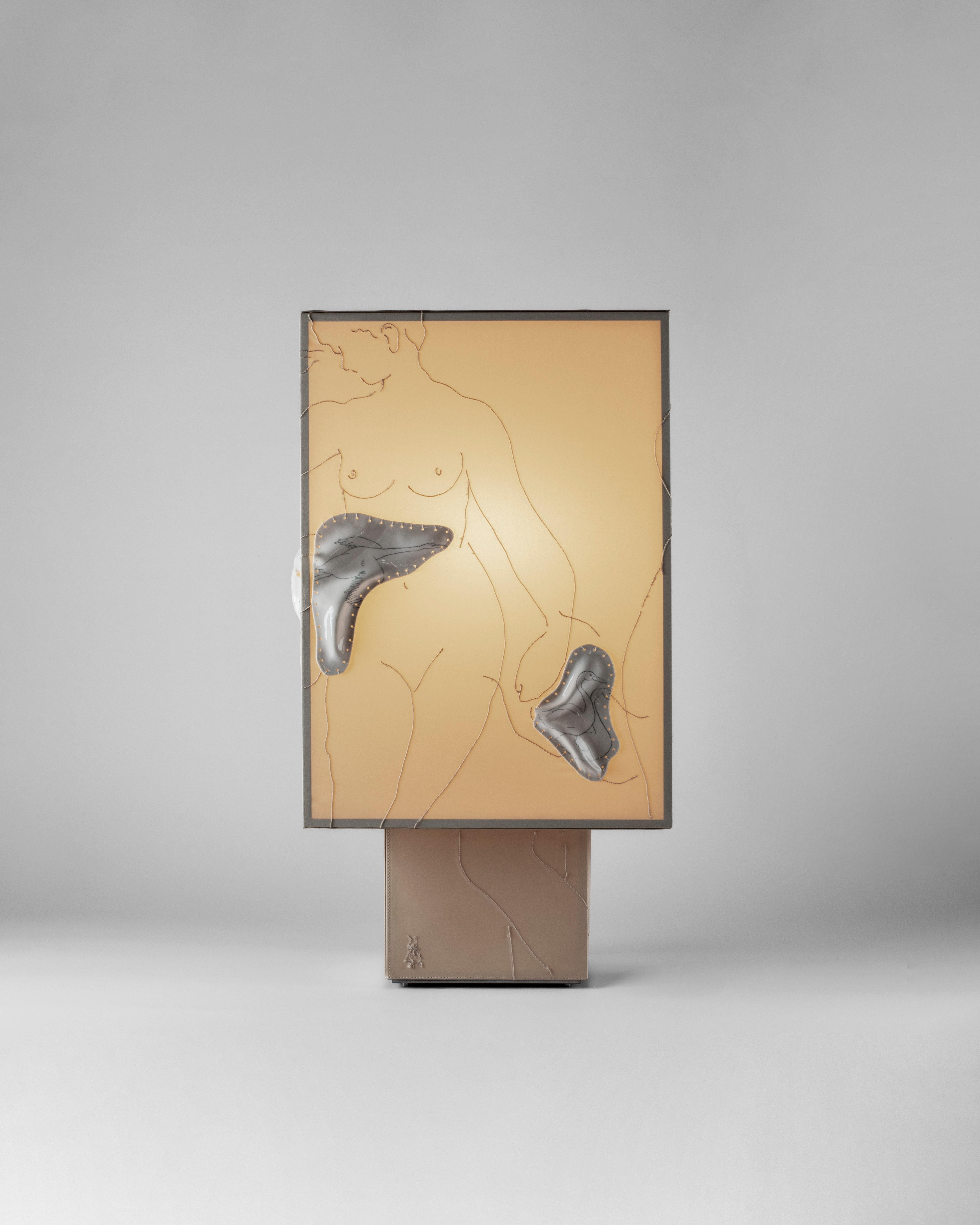 Lampe de table Vestale en fer, satin brodé et porcelaine décorée à la main en vente 6