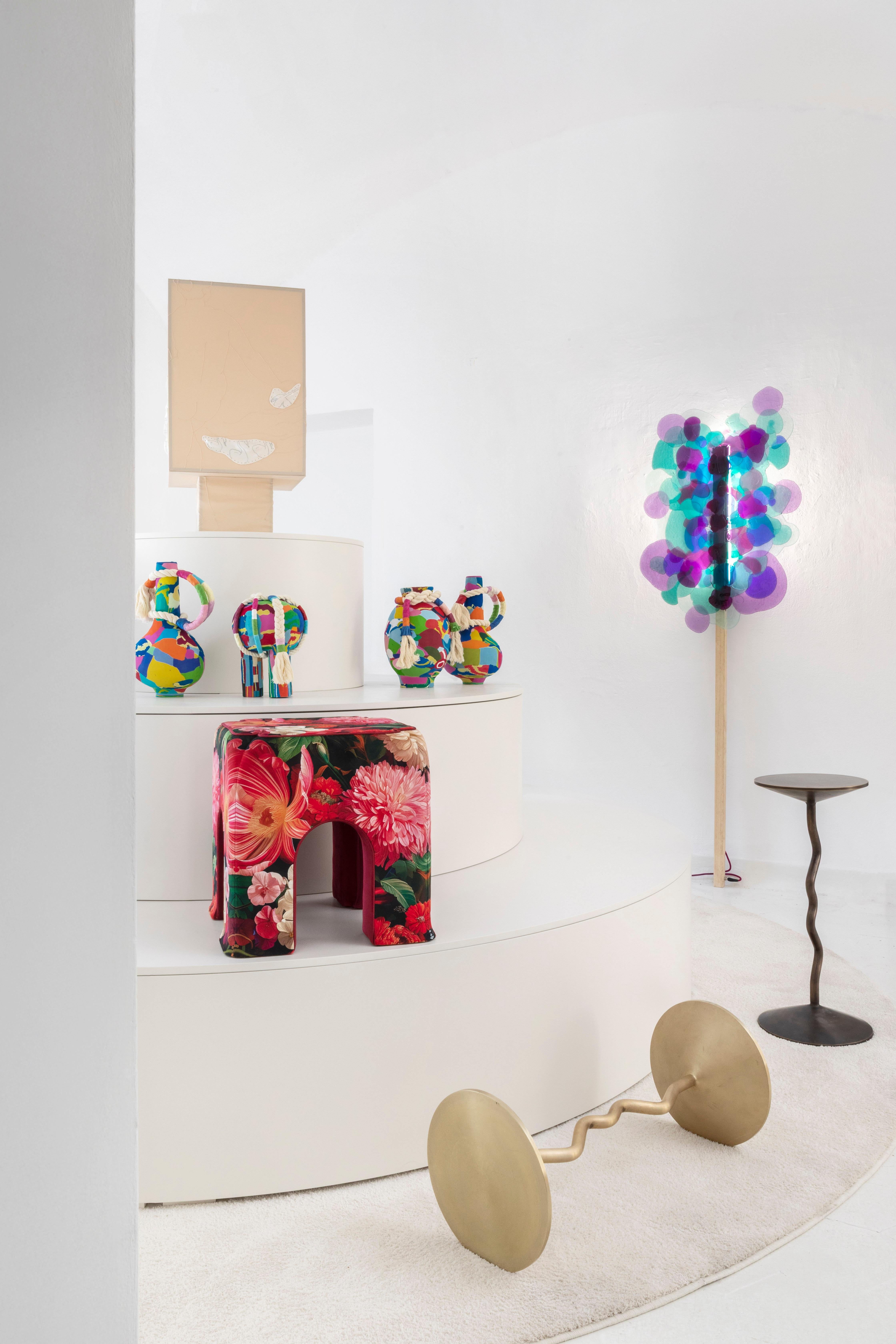 Lampe de table Vestale en fer, satin brodé et porcelaine décorée à la main en vente 9