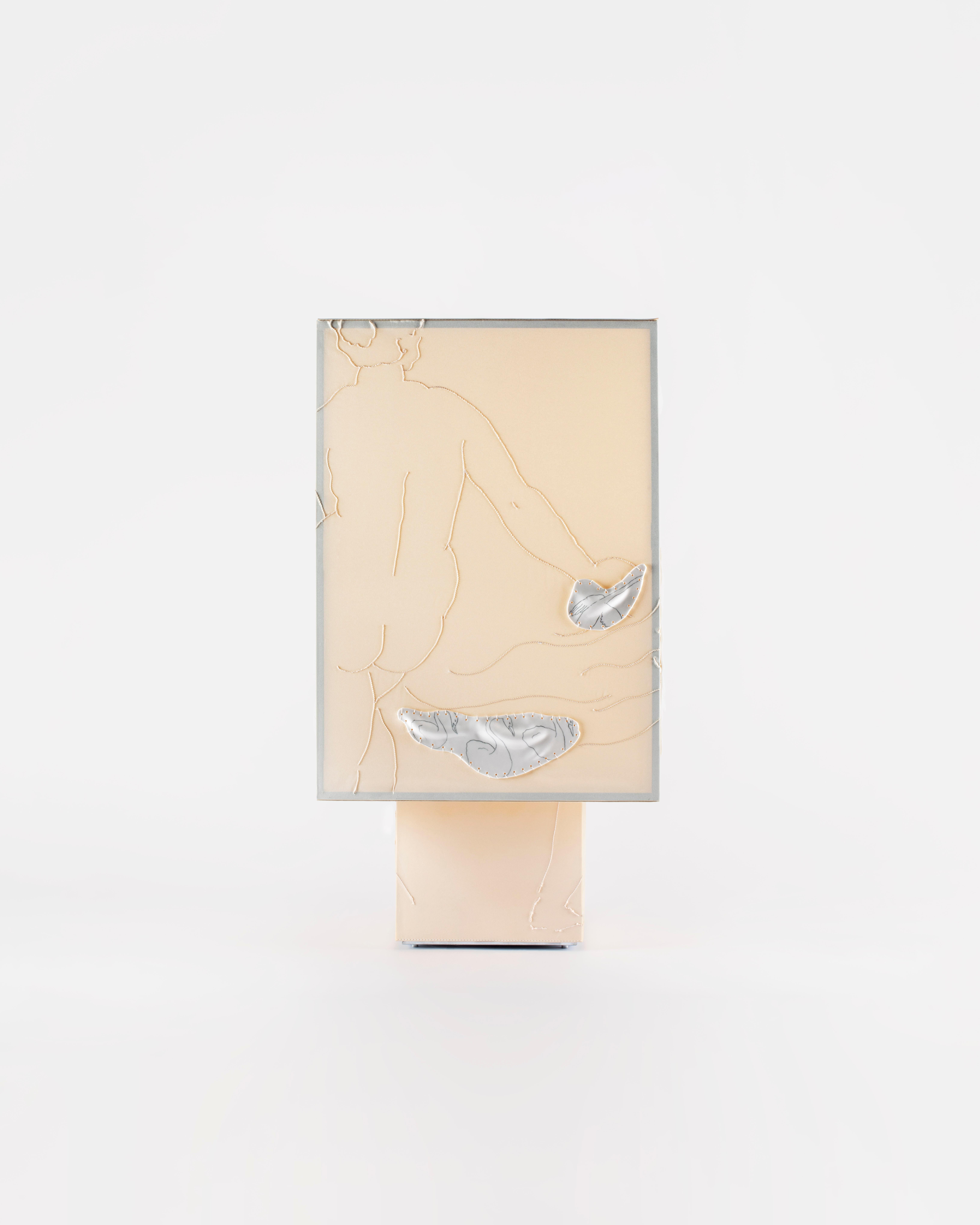 XXIe siècle et contemporain Lampe de table Vestale en fer, satin brodé et porcelaine décorée à la main en vente
