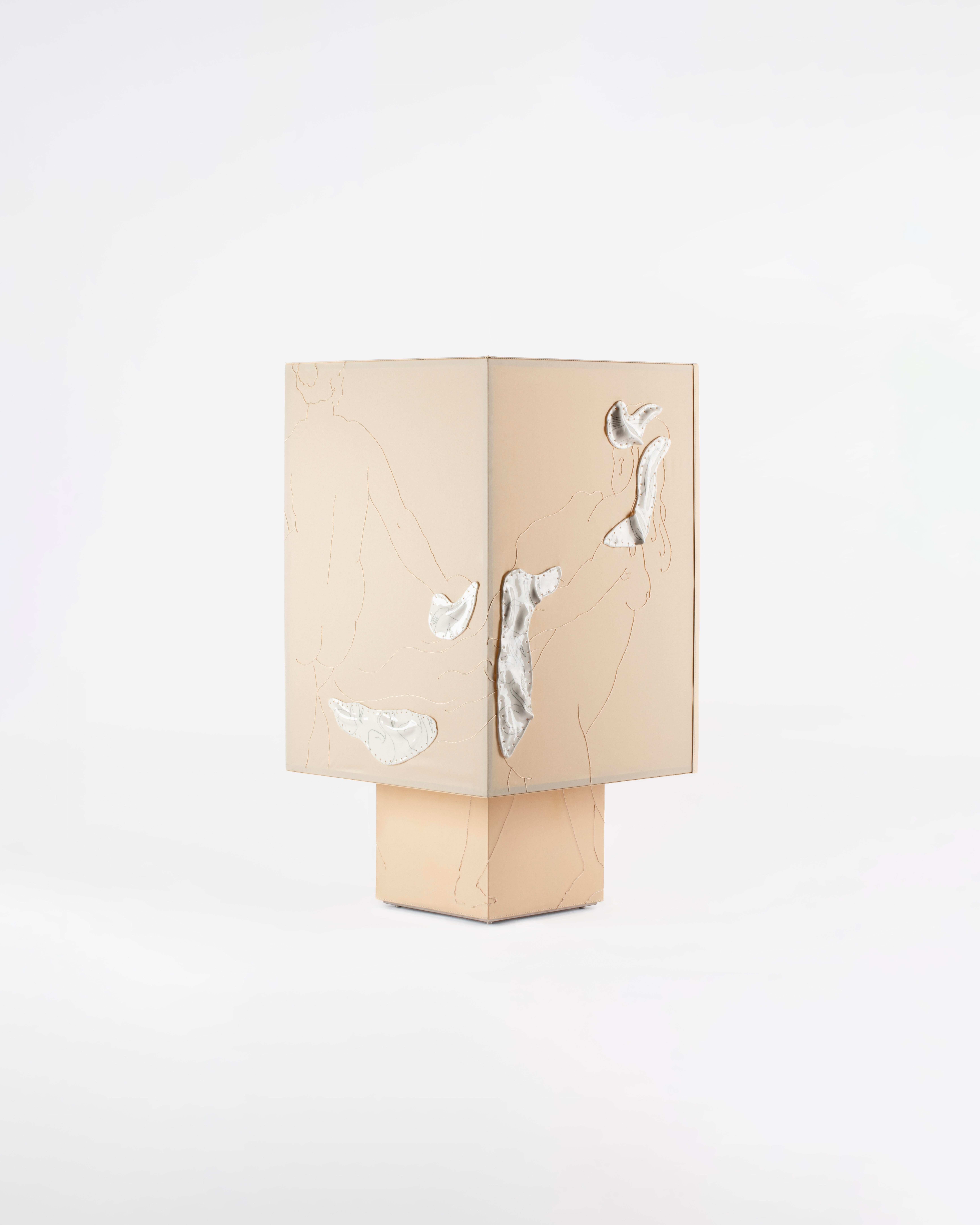 Polyester Lampe de table Vestale en fer, satin brodé et porcelaine décorée à la main en vente