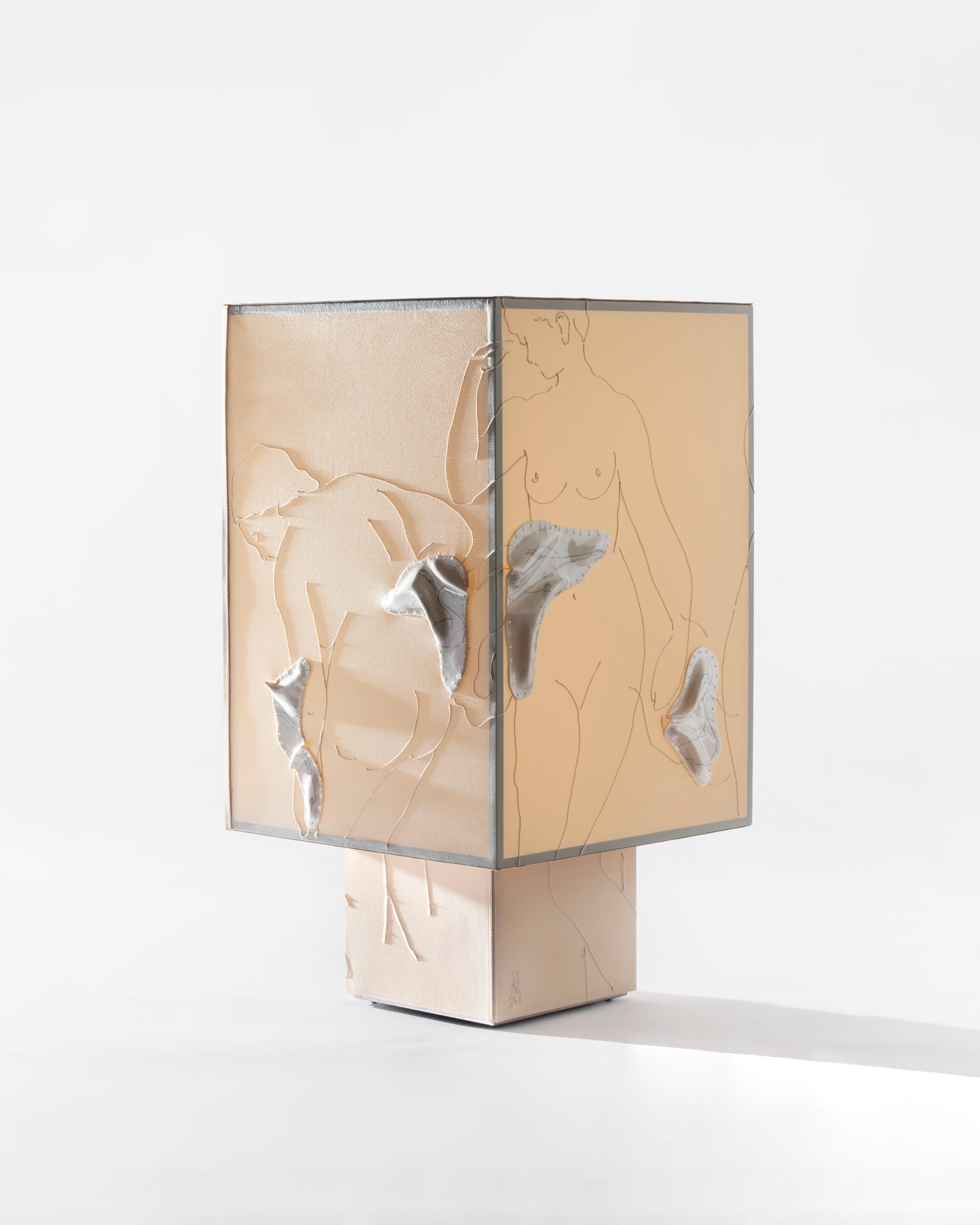 Lampe de table Vestale en fer, satin brodé et porcelaine décorée à la main en vente 1