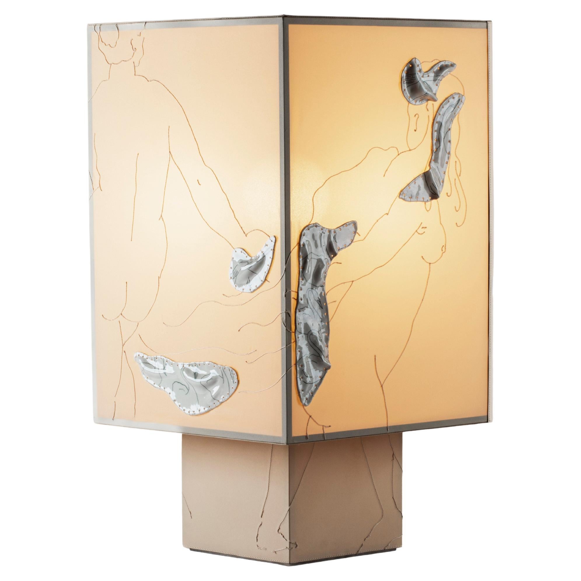 Lampe de table Vestale en fer, satin brodé et porcelaine décorée à la main en vente