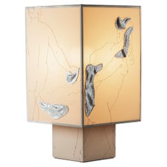 Lampe de table Vestale en fer, satin brodé et porcelaine décorée à la main
