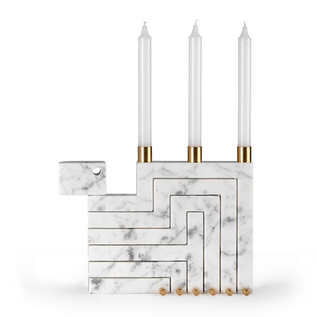 Vestalia-Kerzenhalter aus weißem Bianco Carrara-Marmor und Messingdetails (Moderne) im Angebot