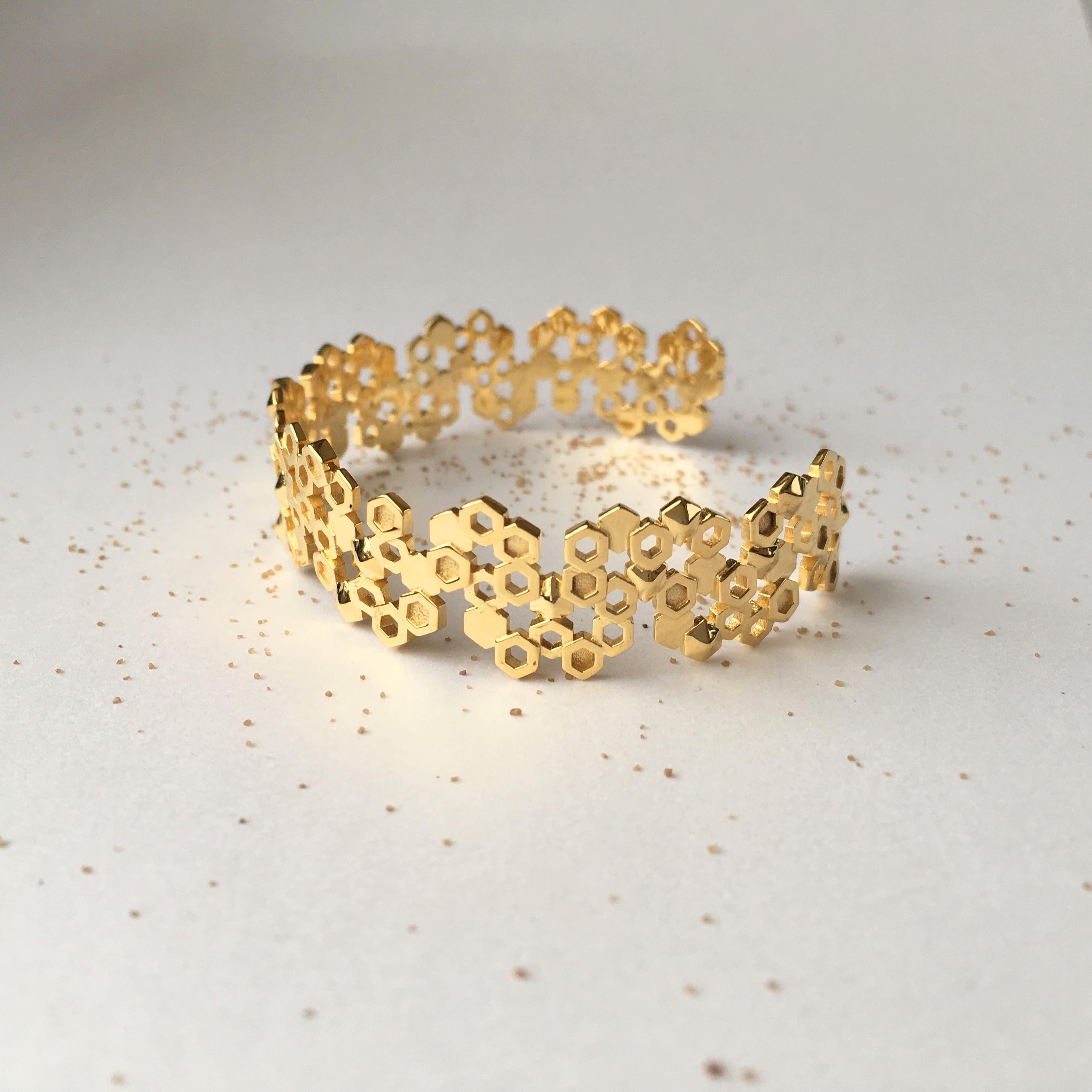 Women's Vestiges Cuff in 18k Yellow Gold For Sale
