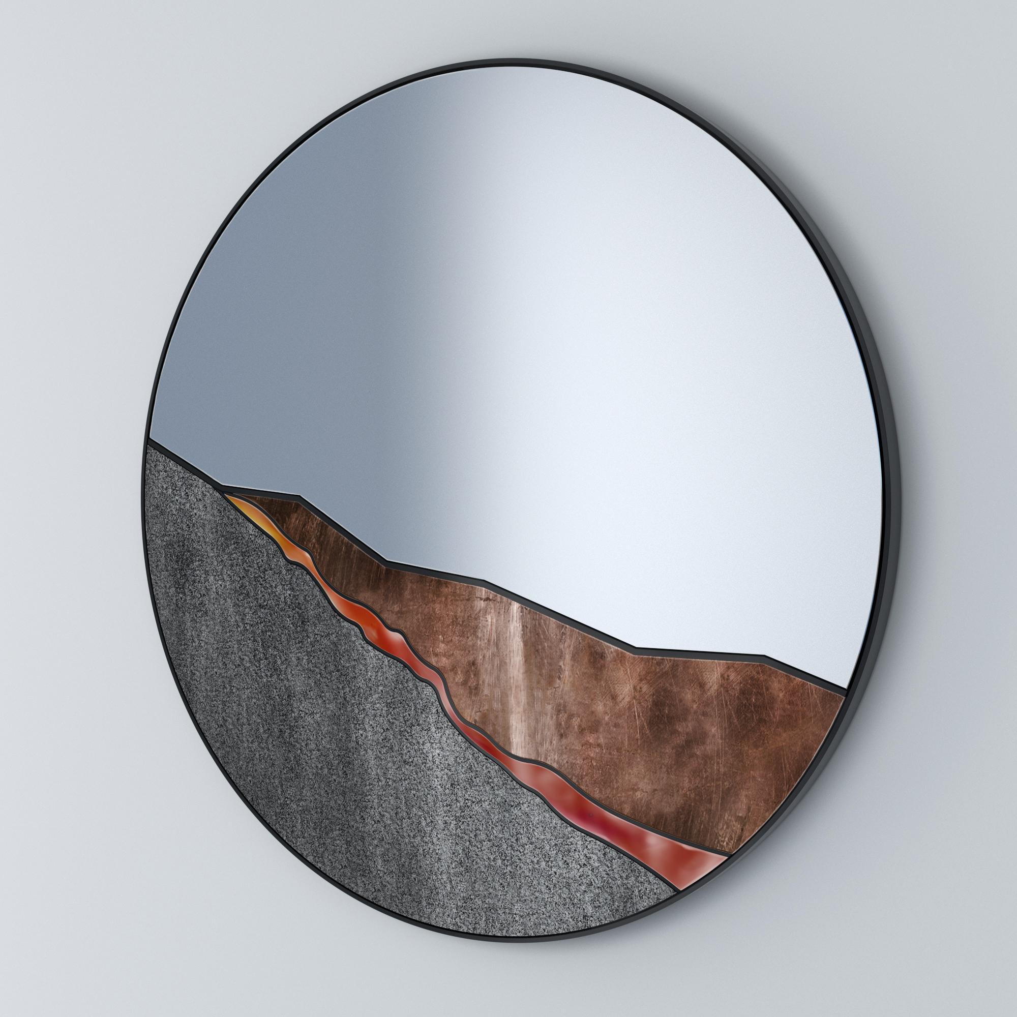 Specchio da parete Vesuvius 90 di Atlas Project
Dimensioni: D 3/5 x Ø 90 cm. 
Materiali: Ferro verniciato a polvere nera, specchio, pietra lavica, fusione di vetro dipinta a mano, rame e legno.

Disponibile in diverse dimensioni.