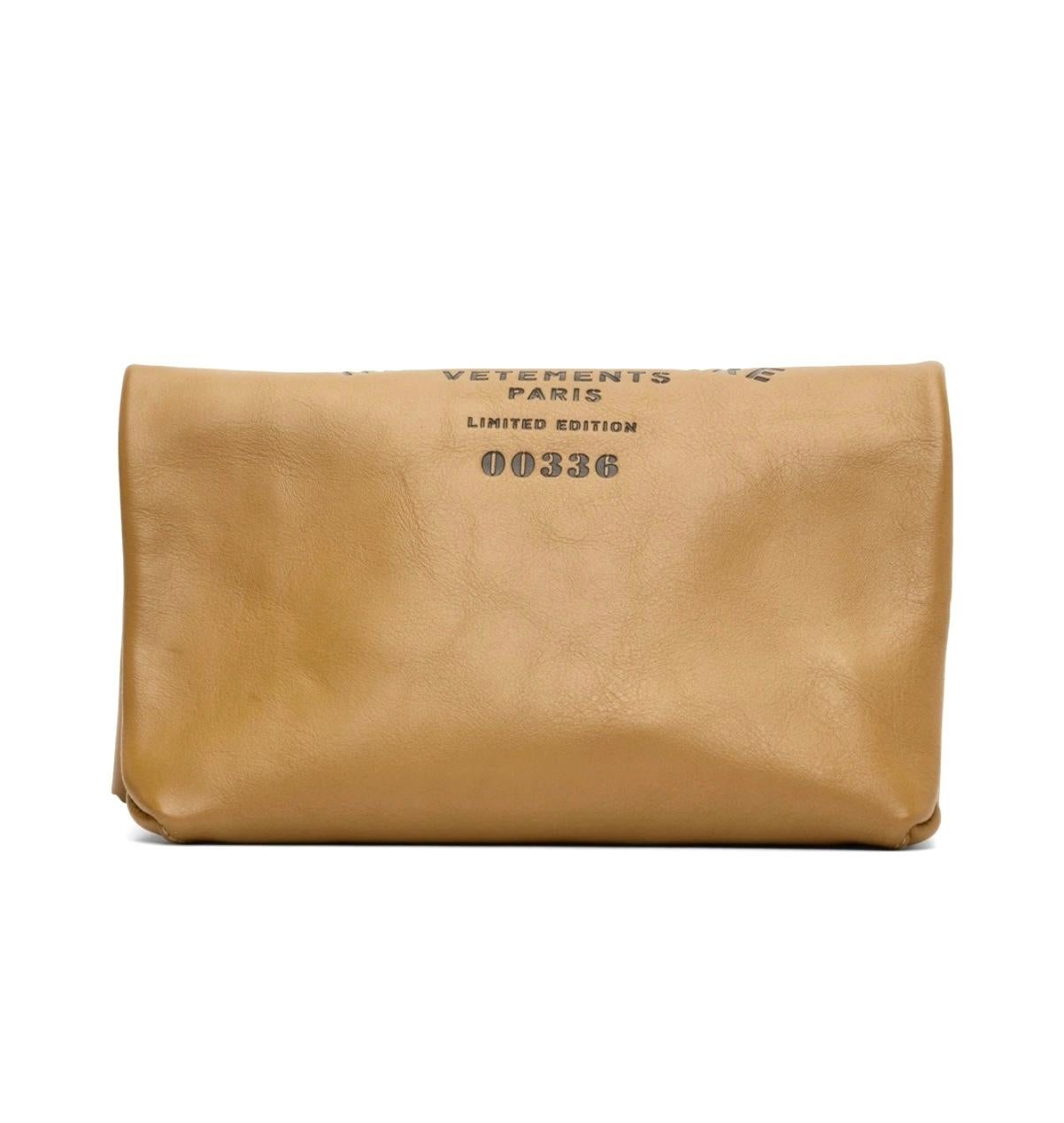Vetement Couture limitierte Auflage der Paperbag-Clutch-Messenger-Tasche aus Kalbsleder, Herbst-Winter 2019. Nummerierte, limitierte Auflage.