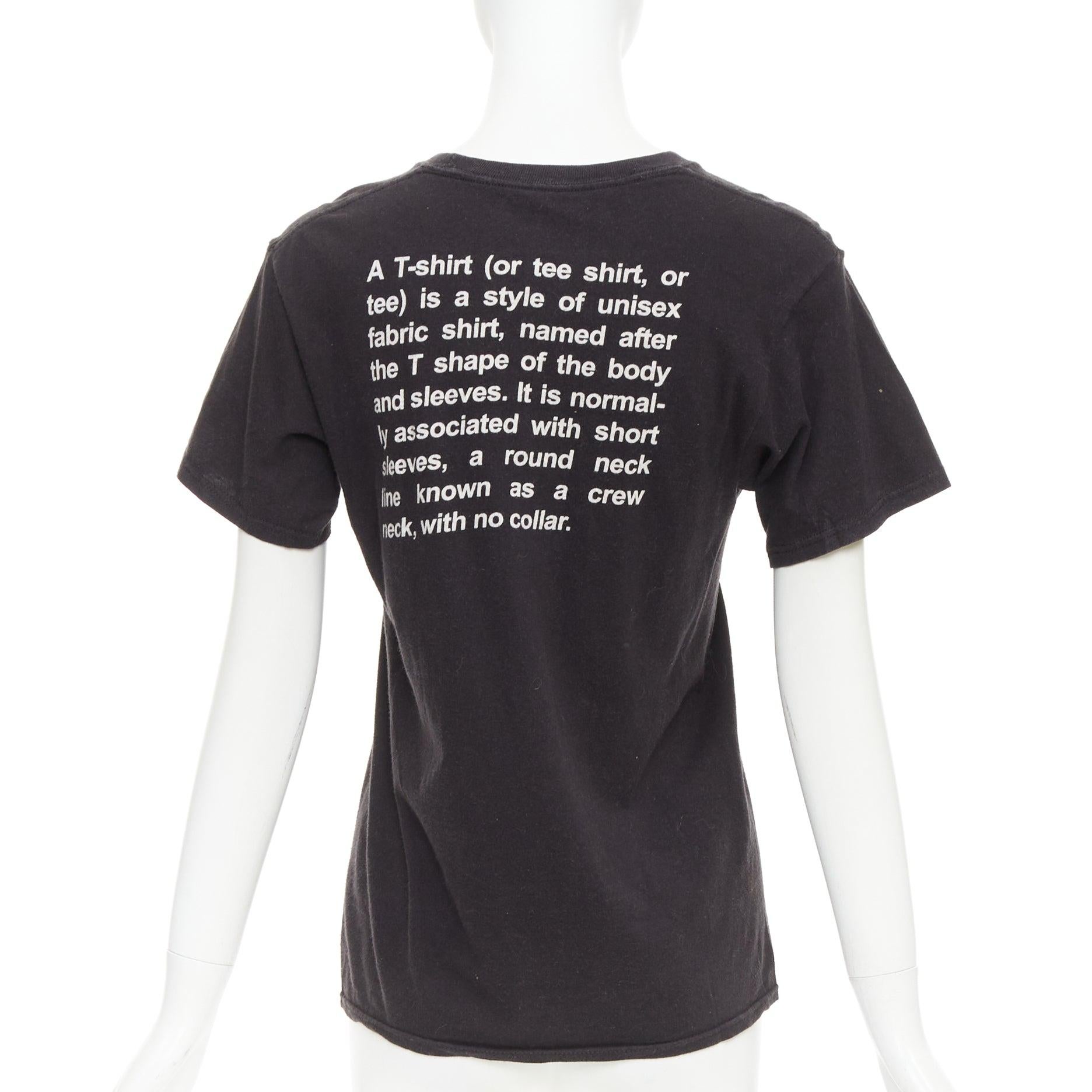 VETEMENTS 2017 - T-shirt à col ras du cou en coton noir et blanc avec explications sur les fonts baptismaux
Référence : ECLO/A00194
Marque : Vetements
Designer : Demna
Matériau : Coton
Couleur : Noir, Whiting
Motif : Solide
Fermeture :