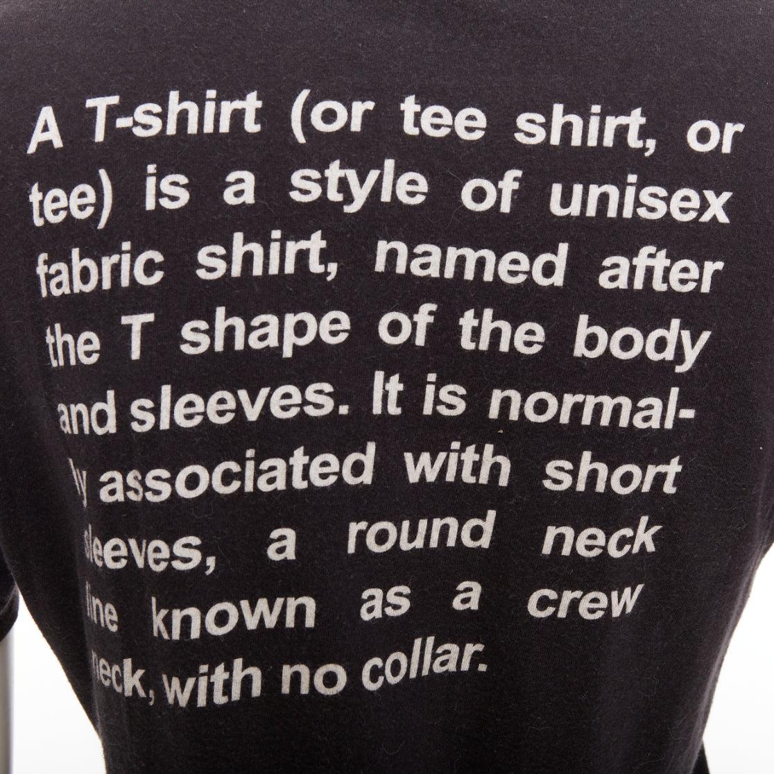 VETEMENTS 2017 - T-shirt à col ras du cou en coton noir et blanc avec explications sur les fonts baptismaux en vente 2