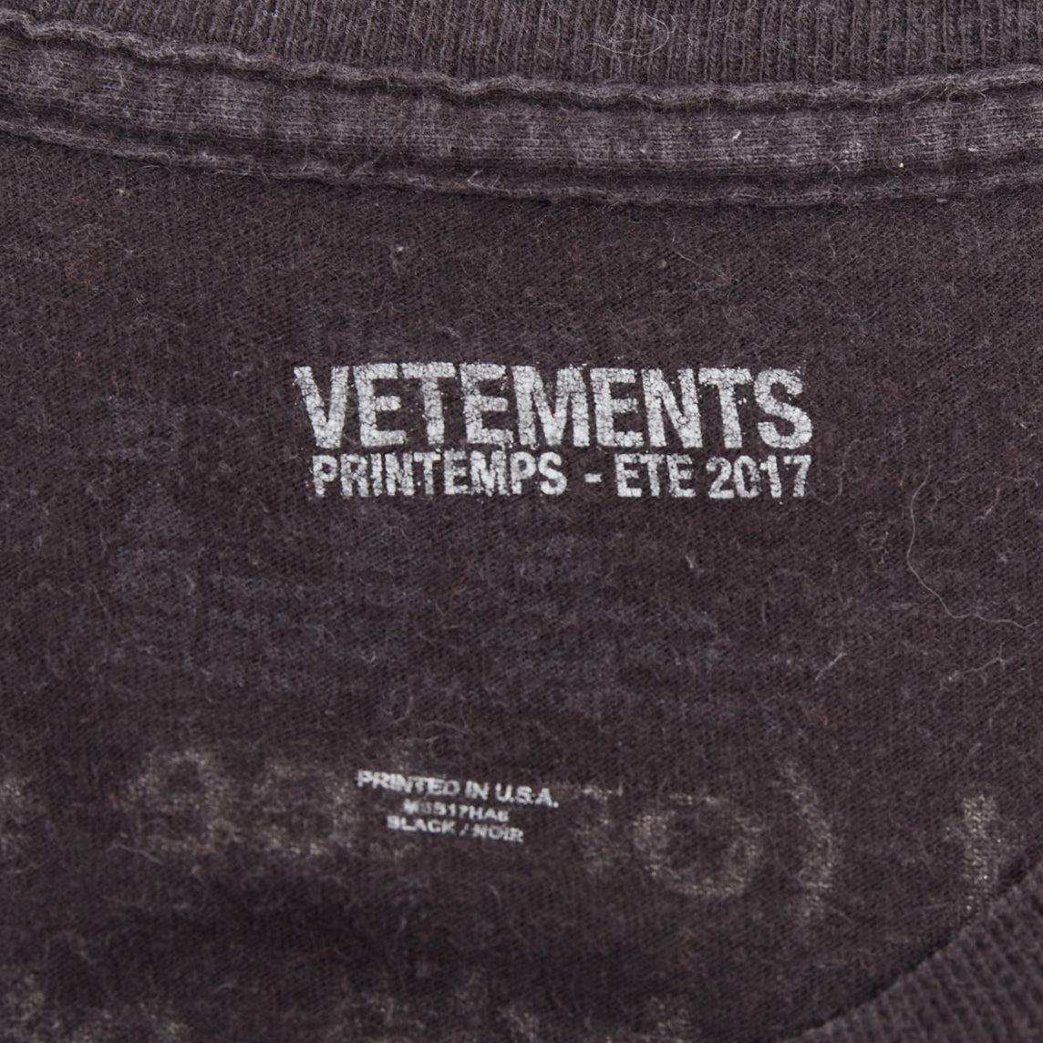 VETEMENTS 2017 - T-shirt à col ras du cou en coton noir et blanc avec explications sur les fonts baptismaux en vente 4
