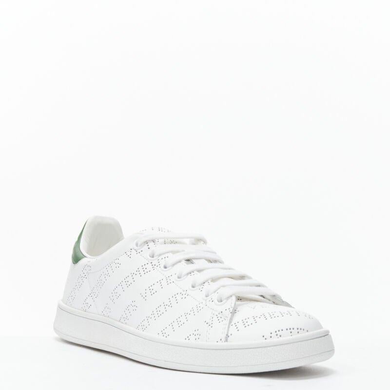 VETEMENTS 2018 Demna Logo perforiertes Leder Stan Smith niedriger Sneaker EU38
Referenz: MELK/A00222
Marke: Vetements
Designer: Demna
MATERIAL: Leder
Farbe: Weiß, Grün
Muster: Solide
Verschluss: Schnürung
Auskleidung:  Masche
Zusätzliche Details: