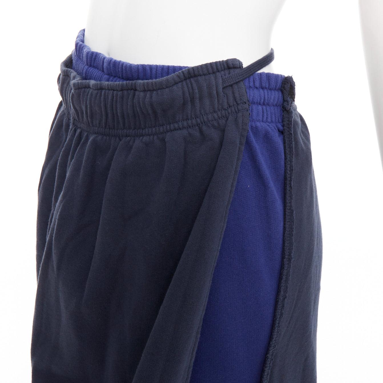VETEMENTS 2019 Demna bicolor azul lavado algodón deconstruido sudadera falda envolvente XS
Referencia: TGAS/F00240
Marca Vetements
Diseñadora: Demna
Colección: 2019
Material: Algodón, mezcla
Color: Azul, Azul marino
Patrón: Sólido
Cierre: Lazo