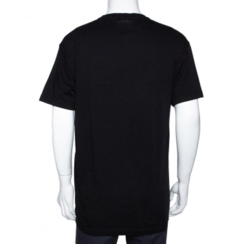 Vetements Schwarzes T-Shirt aus Baumwolle mit Regenbogen-Georgianischem Flaggendruck S im Zustand „Hervorragend“ im Angebot in Dubai, Al Qouz 2