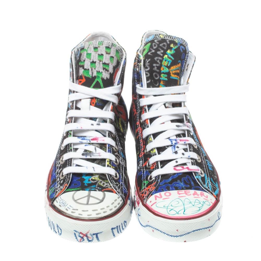 You're sure to win hearts with these high-top sneakers from Vetements! Crafted from quality canvas, the trendy shoes carry round toes, lace-ups on the vamps, and graffiti detailing all over. They are sure to lend one the perfect combination of