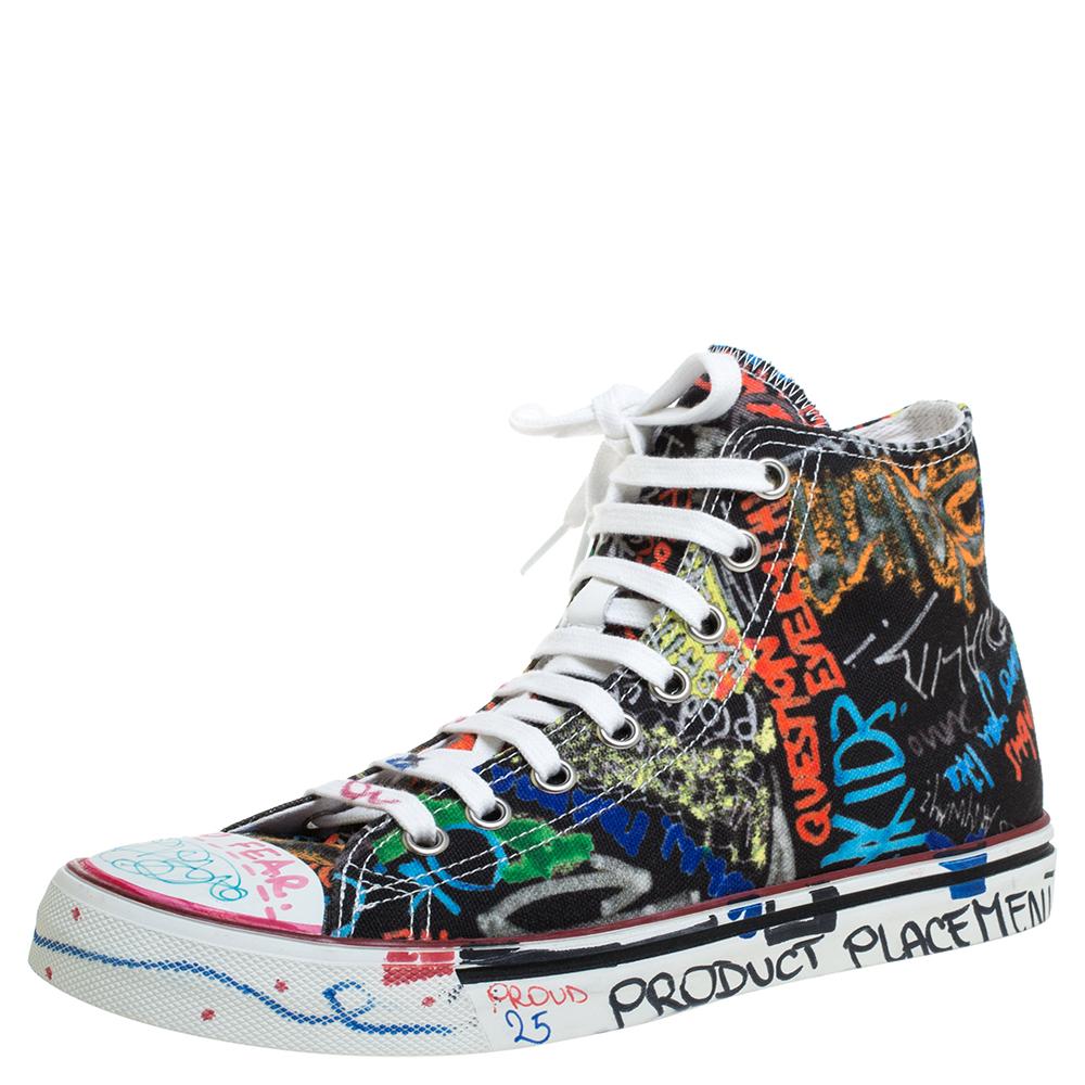 You're sure to win hearts with these high-top sneakers from Vetements! Crafted from quality canvas, the trendy shoes carry round toes, lace-ups on the vamps, and graffiti detailing all over. They are sure to lend one the perfect combination of