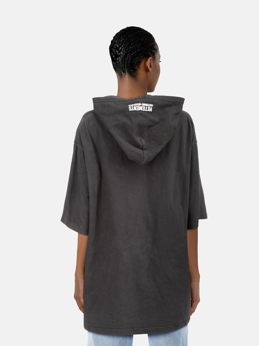 L'ÉTAT est très bon. L'usure minimale de la capuche est évidente. Usure minimale de la bordure de la capuche et de l'arrière interne de la capuche où l'on peut voir une légère décoloration sur cet article de revente de designer Vetements