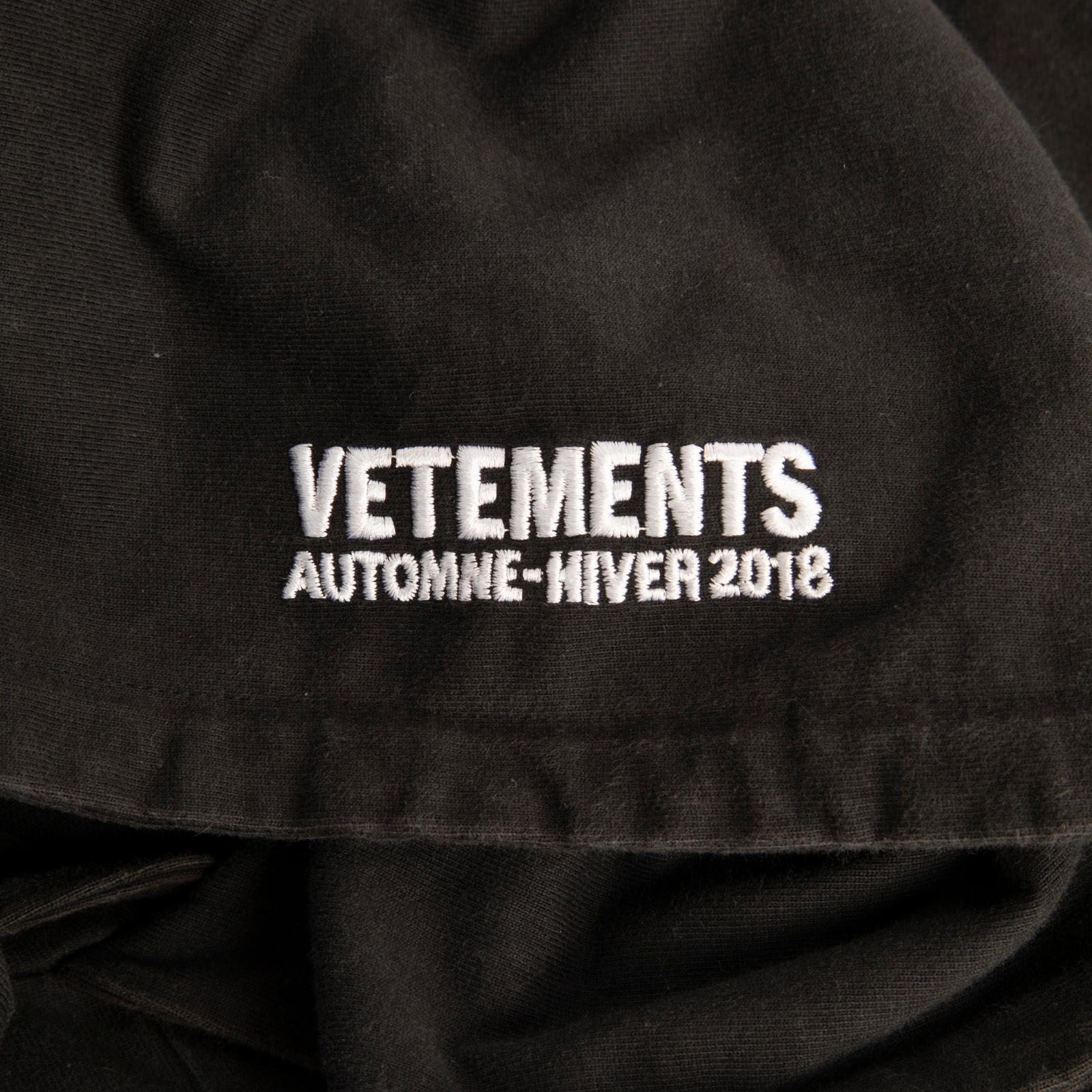 Noir Vetements T-Shirt noir à capuche imprimé graphique Taille S en vente
