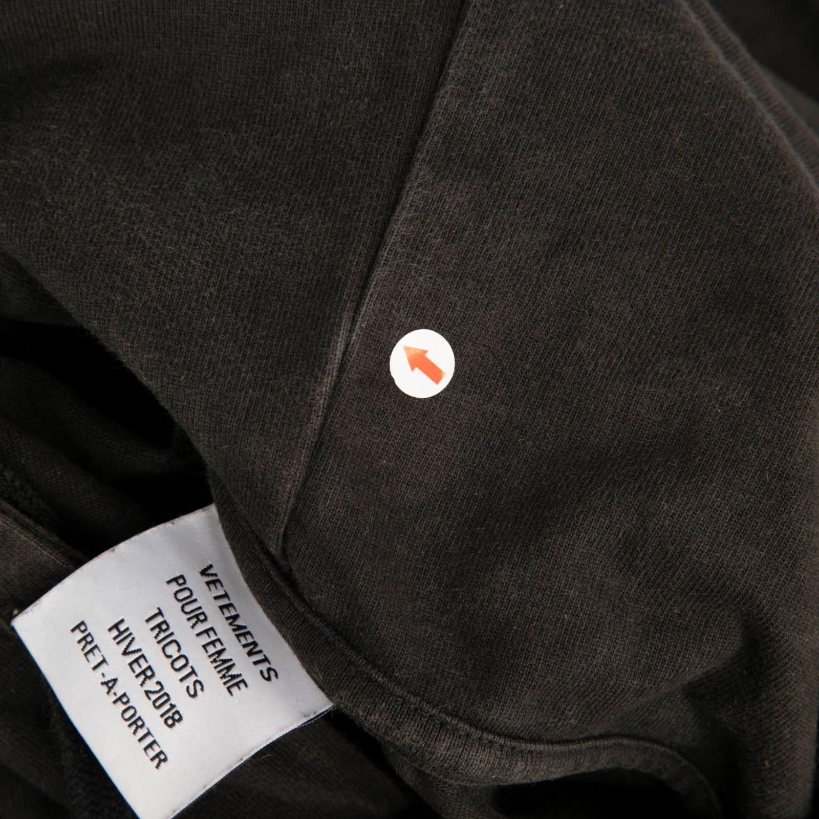 Vetements T-Shirt noir à capuche imprimé graphique Taille S en vente 1