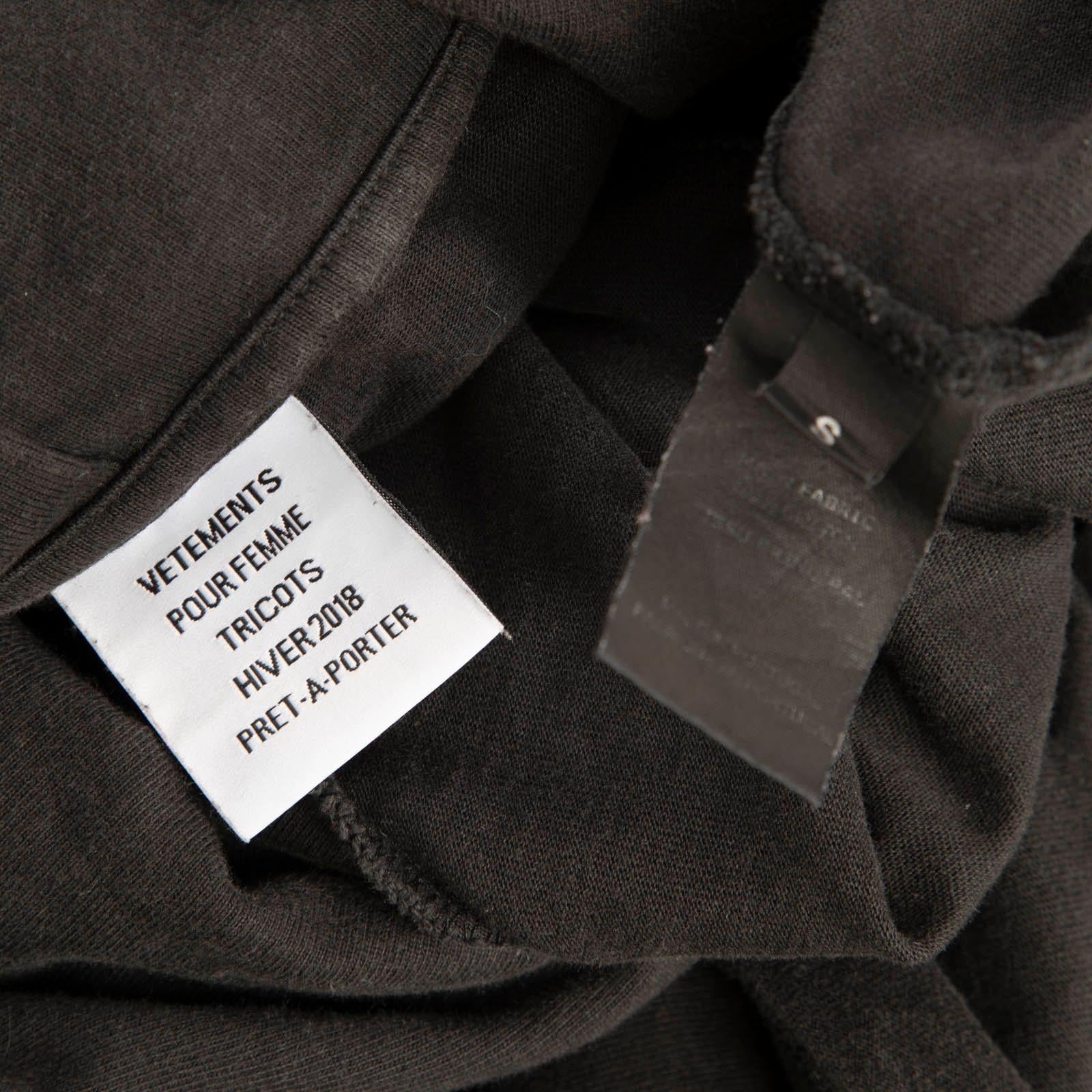 Vetements T-Shirt noir à capuche imprimé graphique Taille S en vente 2