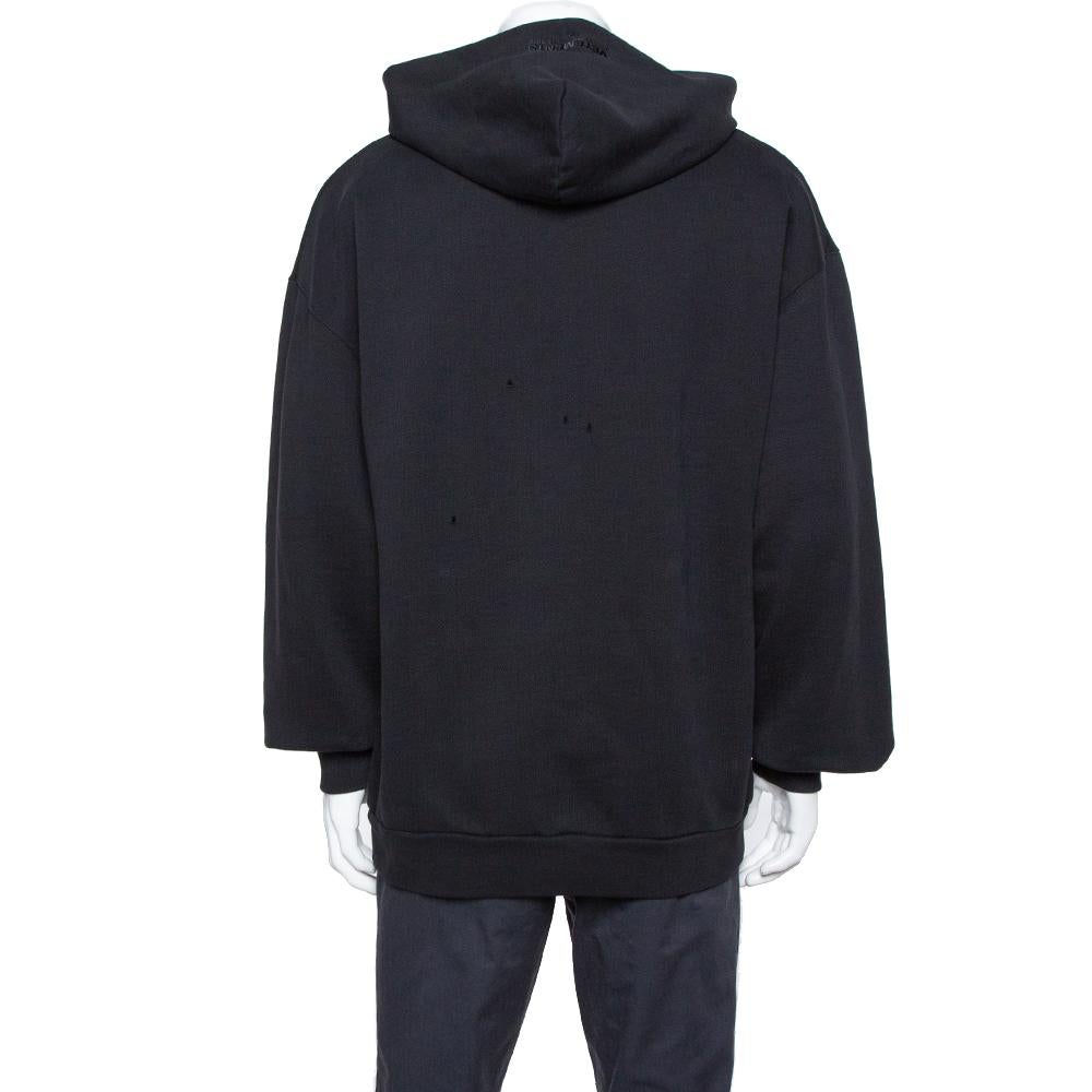 Add the right dose of high-fashion to your casual style with this hoodie from Vetements! It brings long sleeves as well as a cool Target print on the front. You can team it with a pair of jeans, shorts and footwear of your choice.