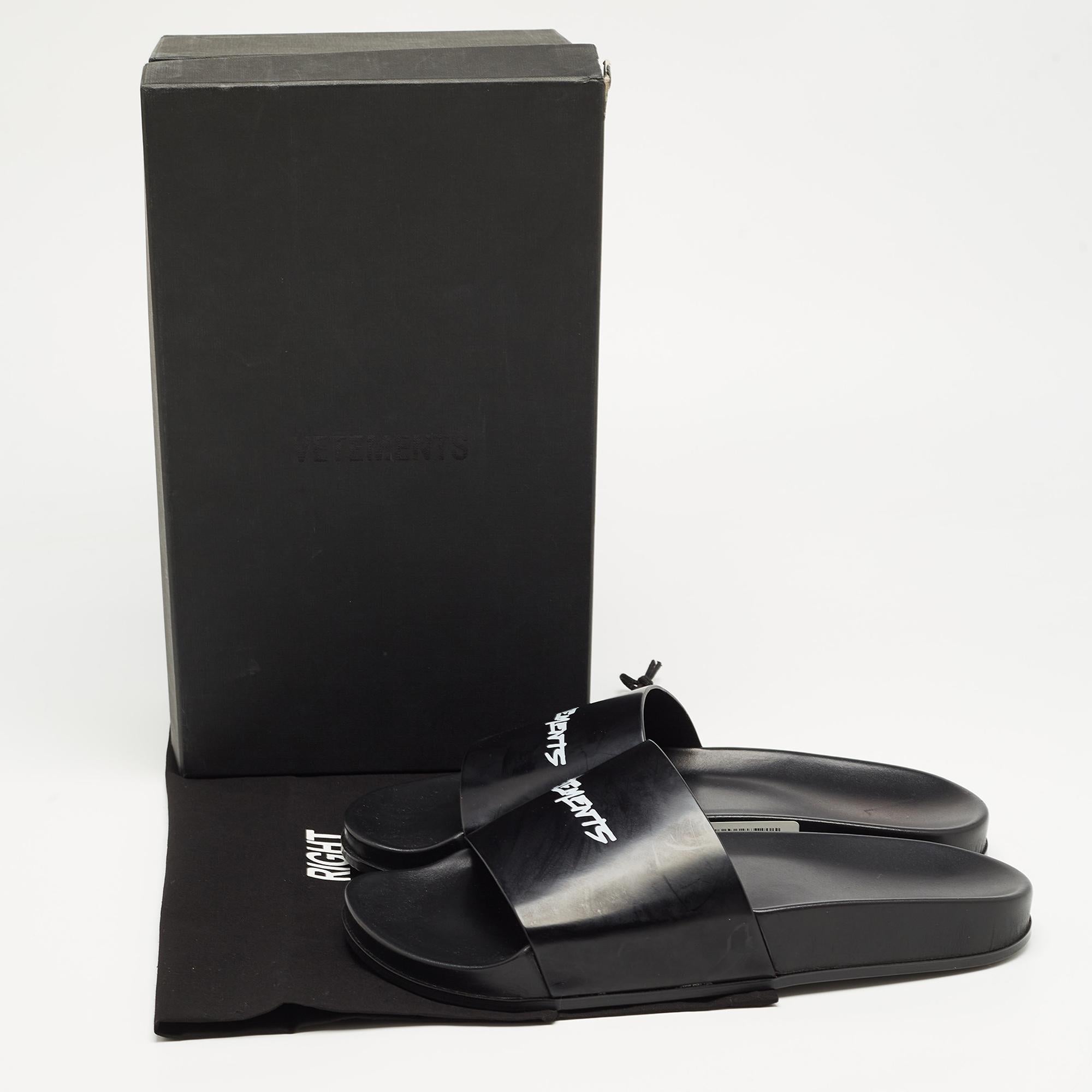 Vetements Schwarzes Leder Logo Flat Slides Größe 43 im Angebot 6