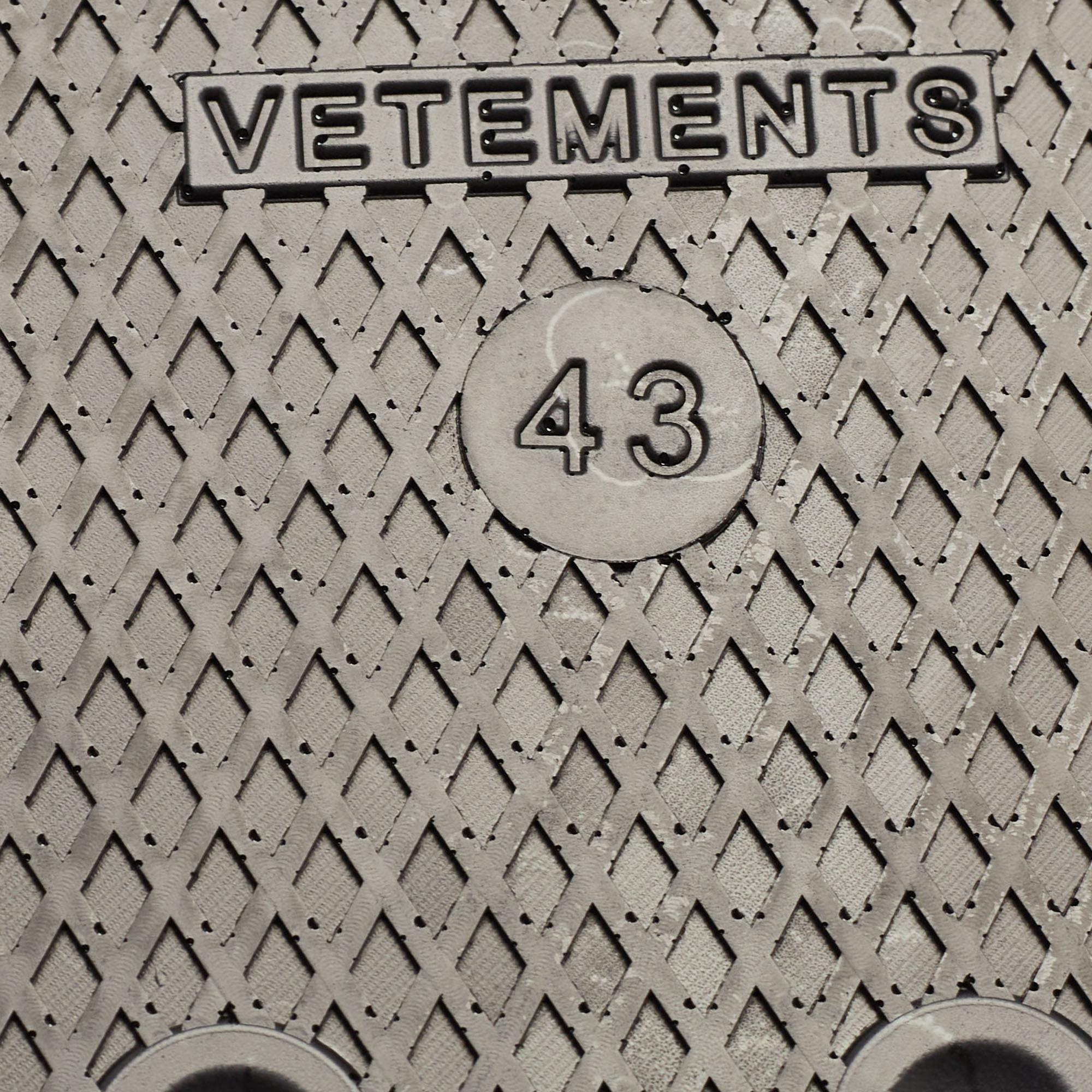 Vetements Black Leather Logo Flat Slides Size 43 For Sale 2